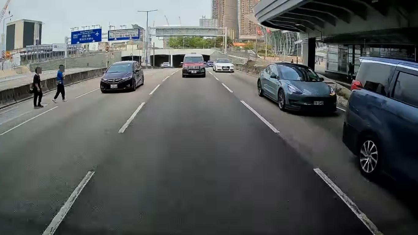 兩名男子亂過馬路。(fb「車cam L(香港群組)」截圖)