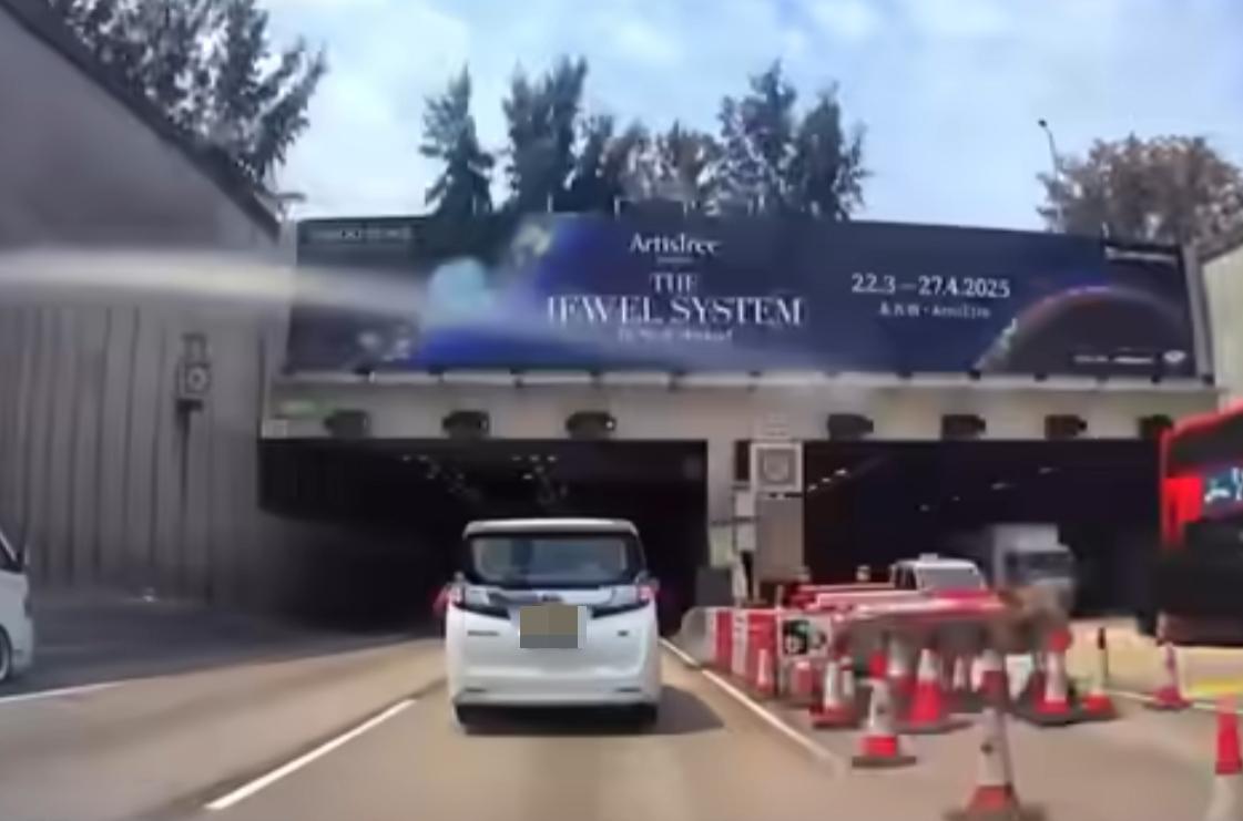 西隧發生串燒車禍。(fb「車cam L(香港群組)」截圖)