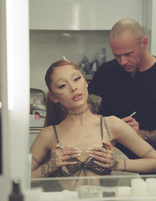 Ariana Grande連手指也畫滿圖案,她看來非常滿意這個新造型。