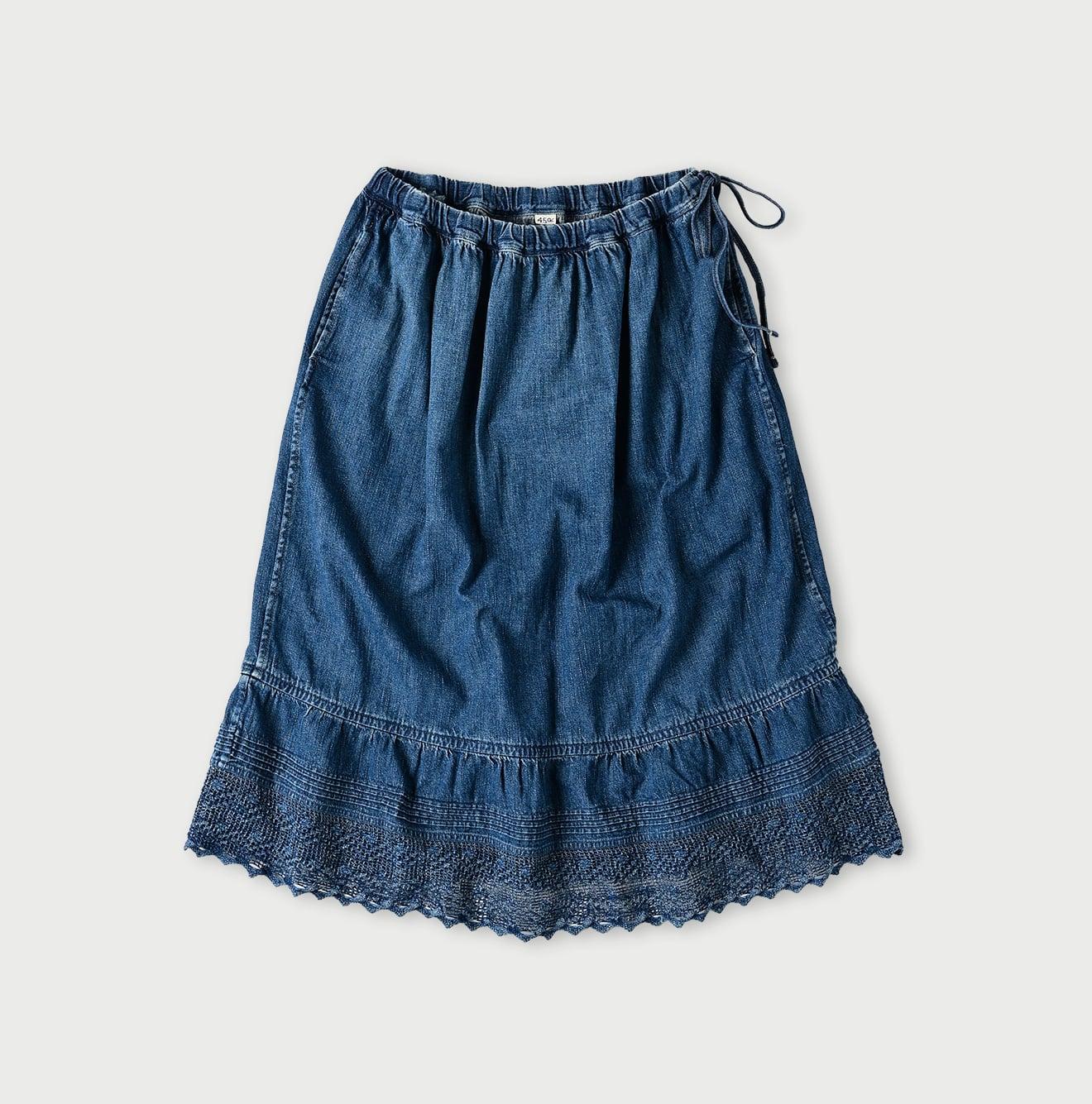 45 Petit牛仔半截裙,裙腳綴有紗線製成的喱士。$4,395