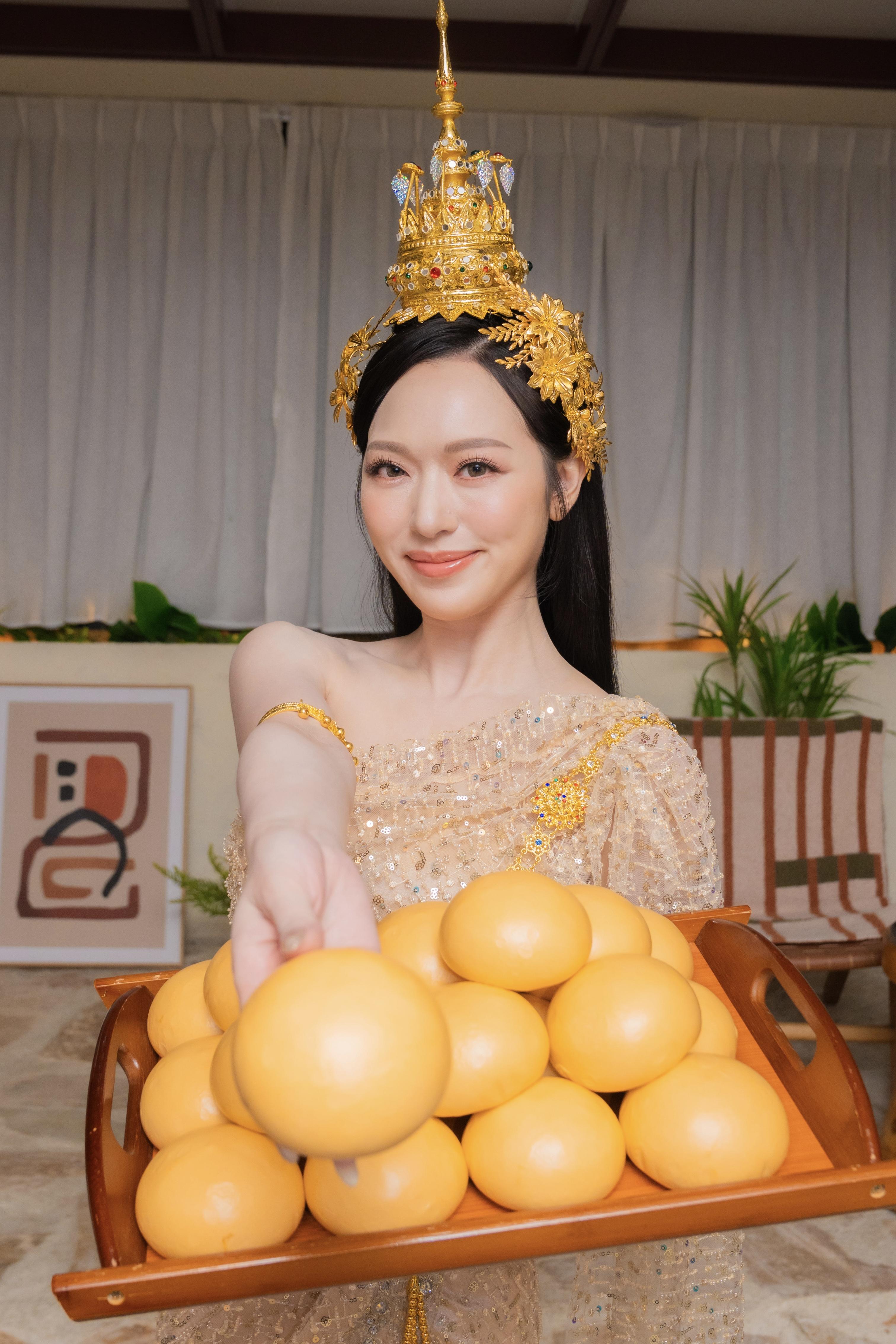 是次的宣傳短片以泰國女神造型亮相,馮盈盈表現得十分期待!