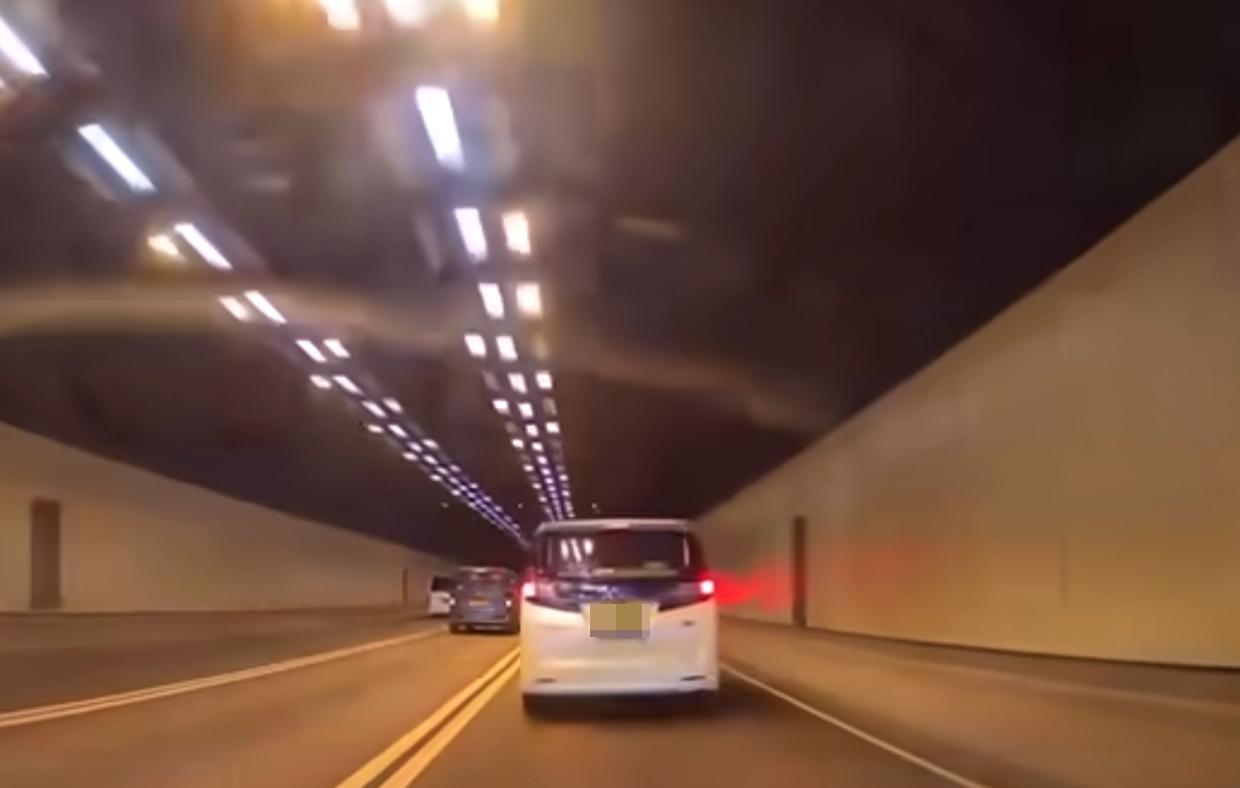 西隧發生串燒車禍。(fb「車cam L(香港群組)」截圖)