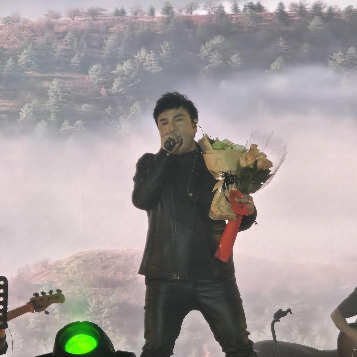 沈宗賢獲fans送上一紥大鮮花。