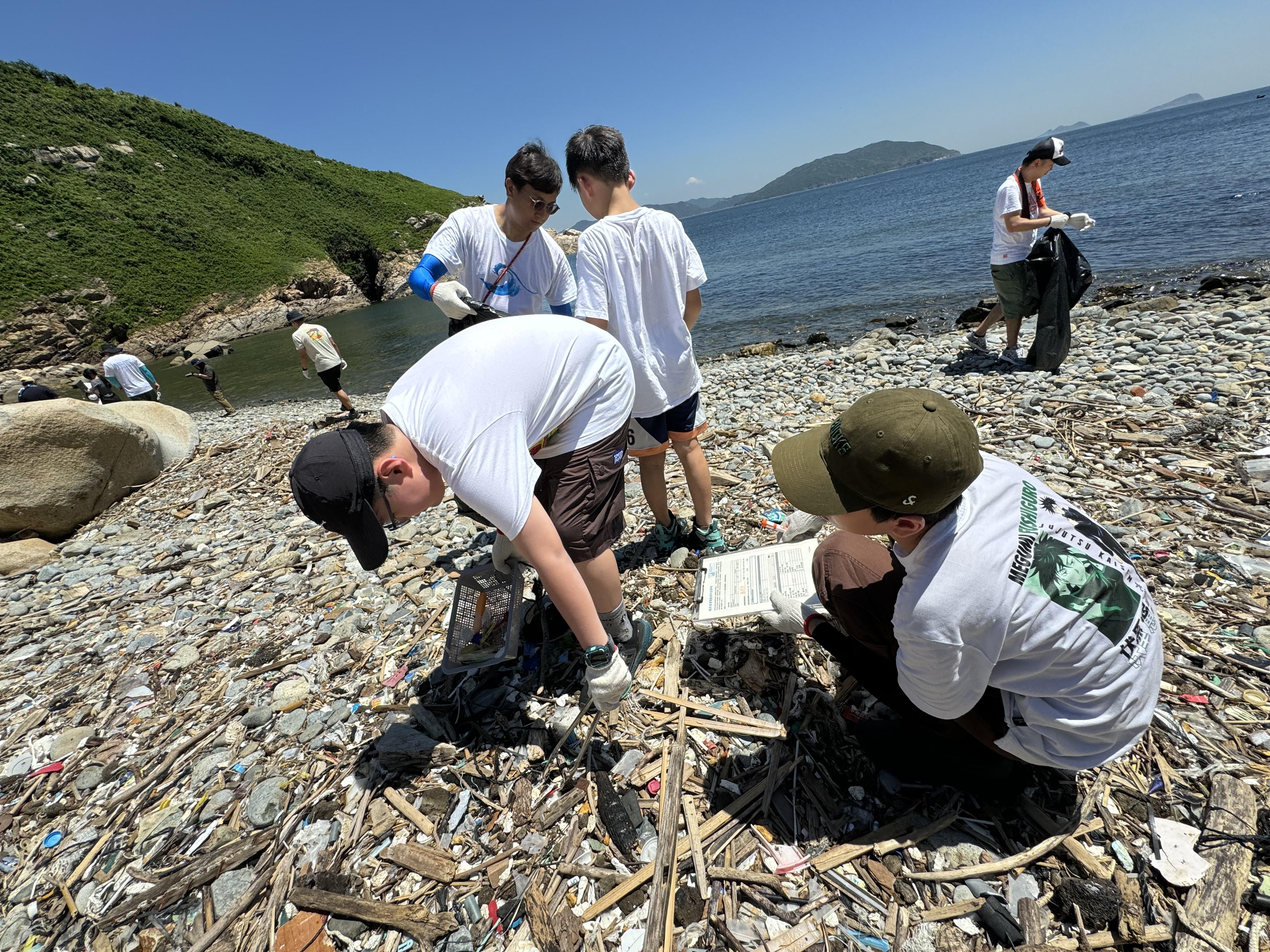 有興趣的市民可自發到香港任何一處的沙灘清潔垃圾,並且將清潔過程紀錄及上載於社交平台上,完成指定步驟有機會獲得小禮物。