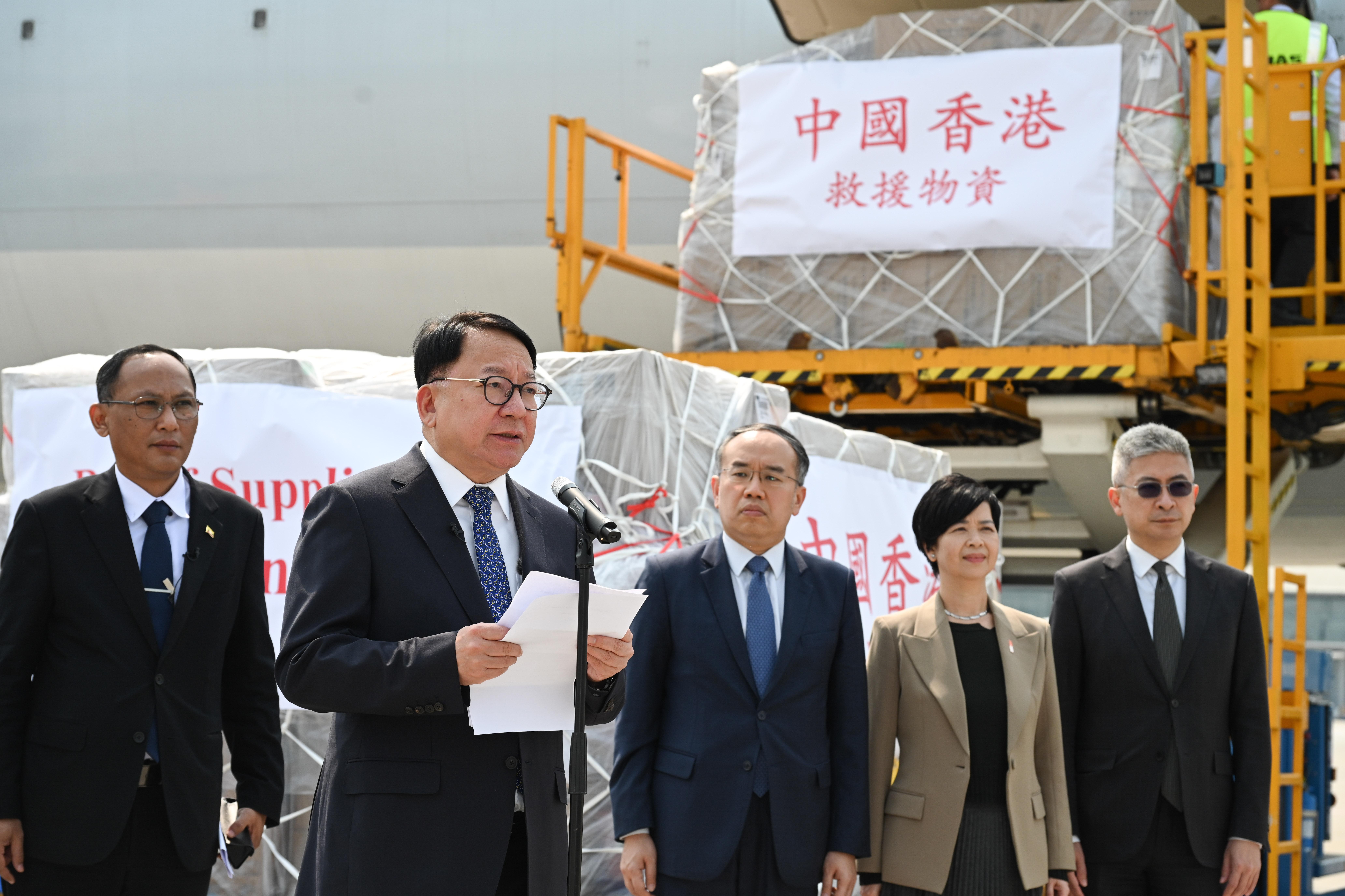 圖示政務司司長陳國基(左二)在捐贈儀式上發言。(政府新聞處)