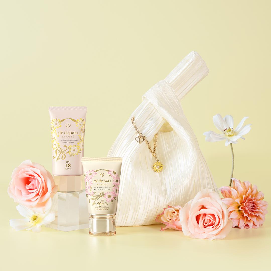 花願臻禮限量套裝($1,300):套裝包括防曬乳霜、護手霜、鉑鑽凝亮柔膚水(30ml X2)、鉑鑽柔膚潔面泡沫 (20ml)及優雅化粧袋。