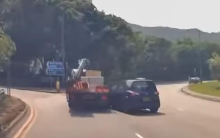 元朗發生車禍,有人不顧而去。(fb「車cam L(香港群組)」圖片)