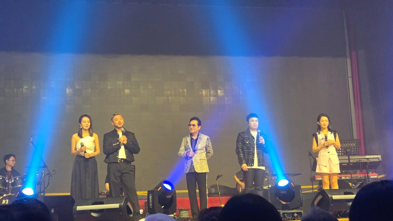 5位歌在台上呼籲大家支持天行健扶貧助弱會,又獻上美妙好歌。