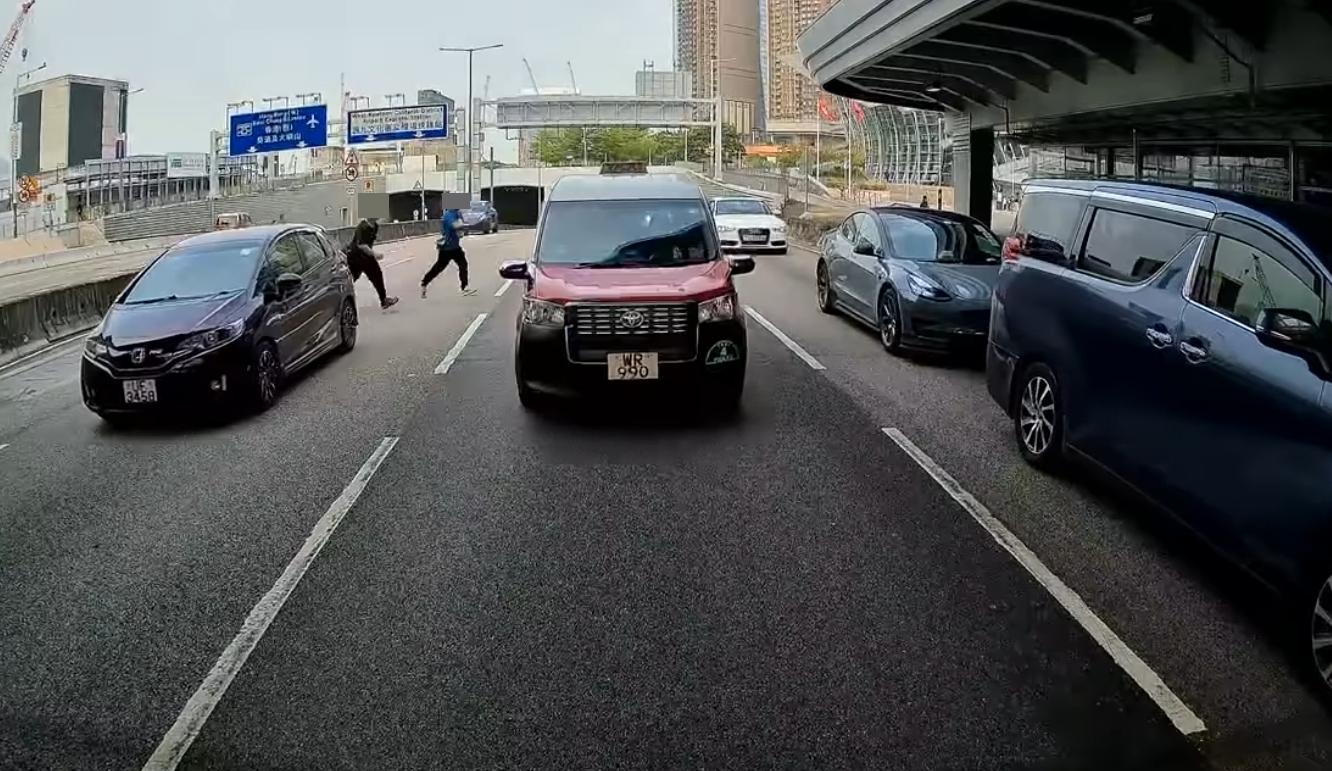 兩名男子亂過馬路。(fb「車cam L(香港群組)」截圖)