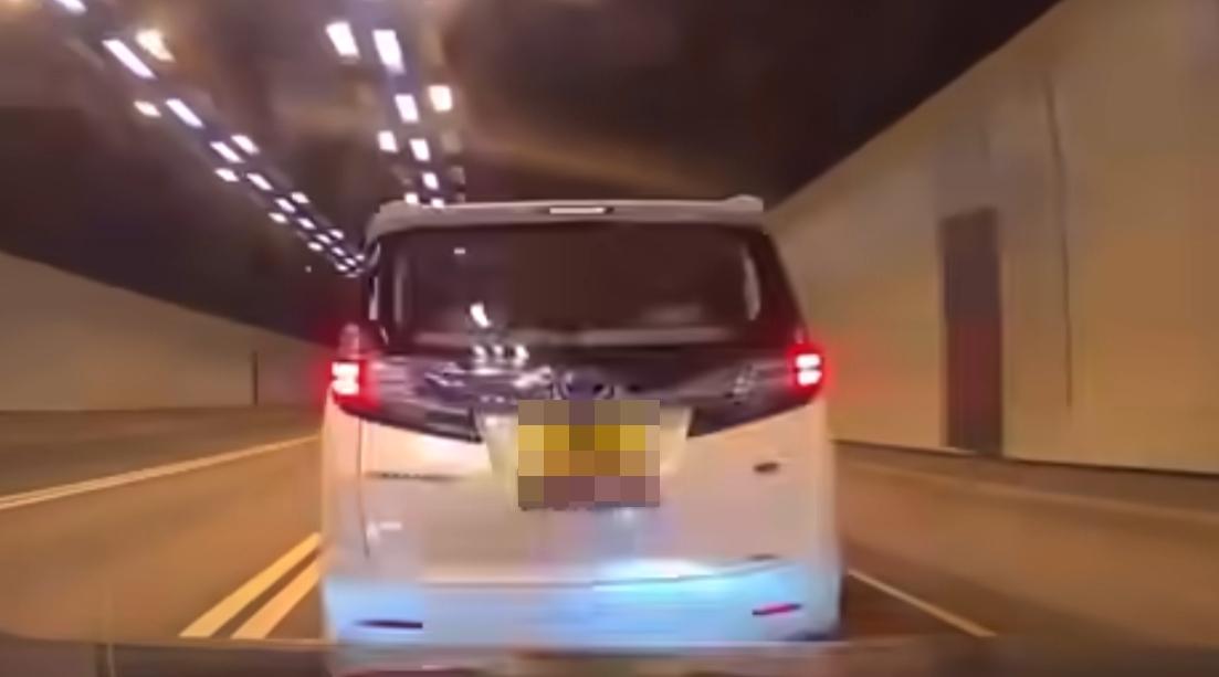 西隧發生串燒車禍。(fb「車cam L(香港群組)」截圖)