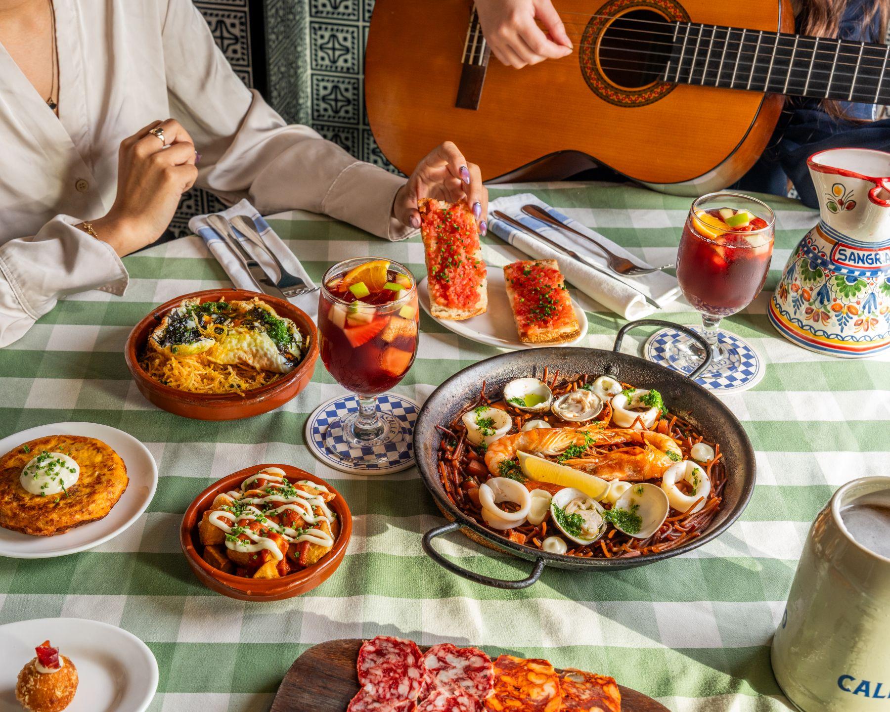 周日早午餐現場有音樂表演,客人自選Tapas、主菜、甜品。