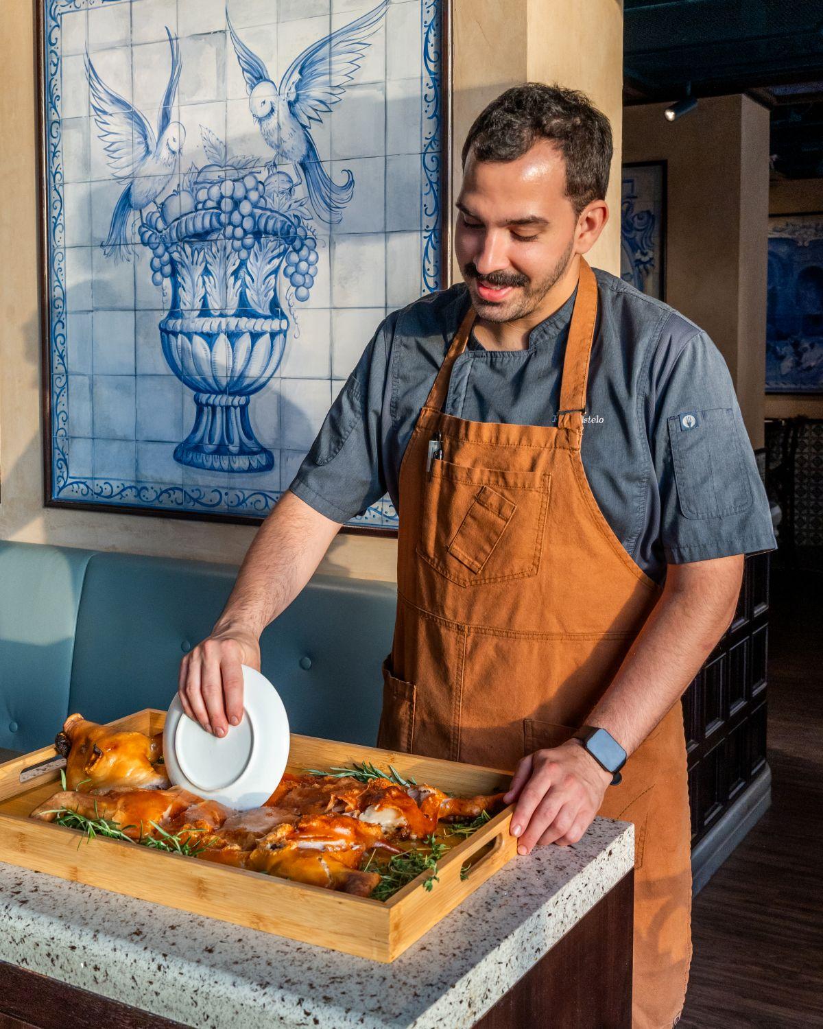 行政總廚Frederico De Andrade Sistelo在客人面前,用玻璃碟將烤好的乳豬分切成一件件。