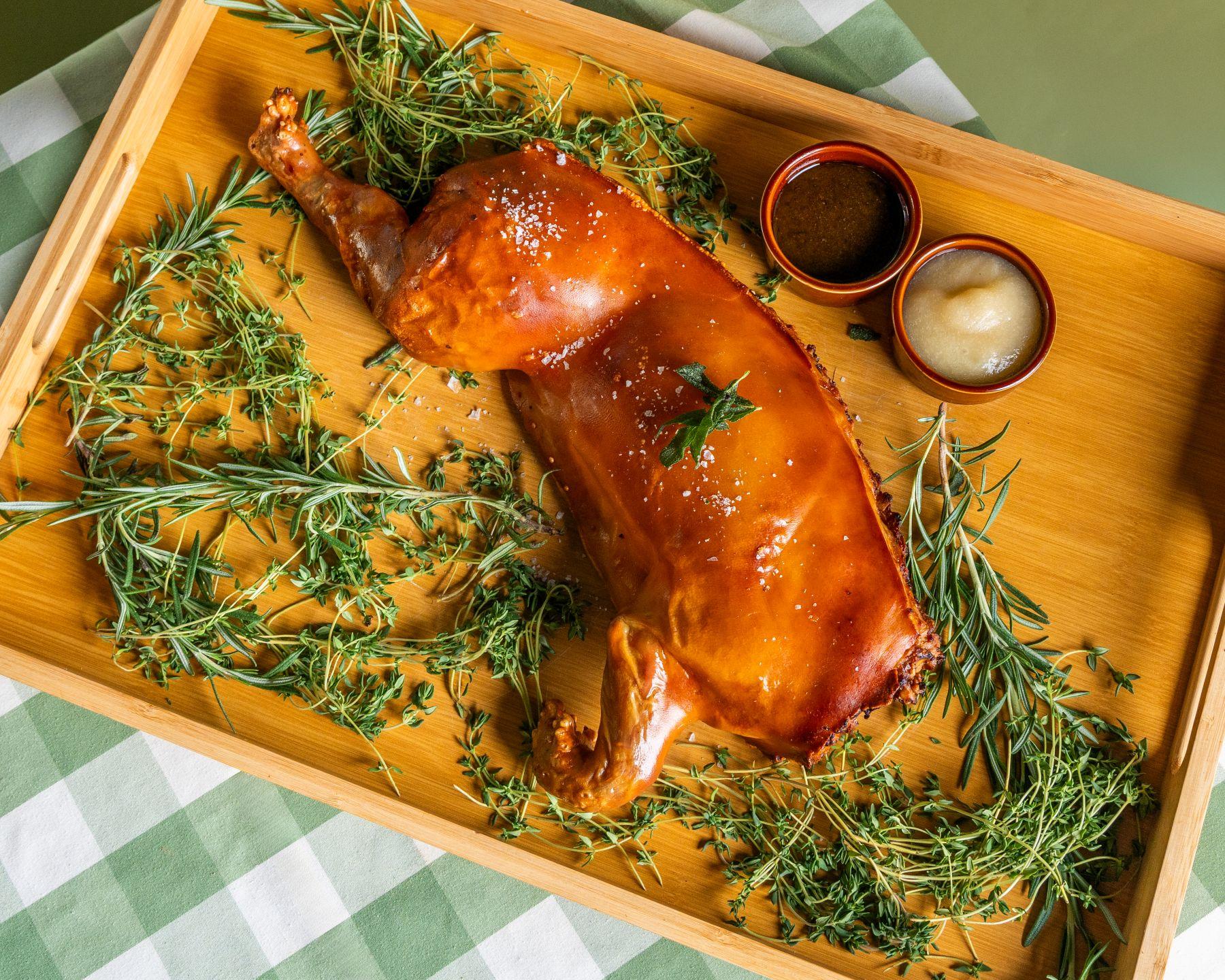 原隻西班牙香烤乳豬 ($1488)、半隻($760)