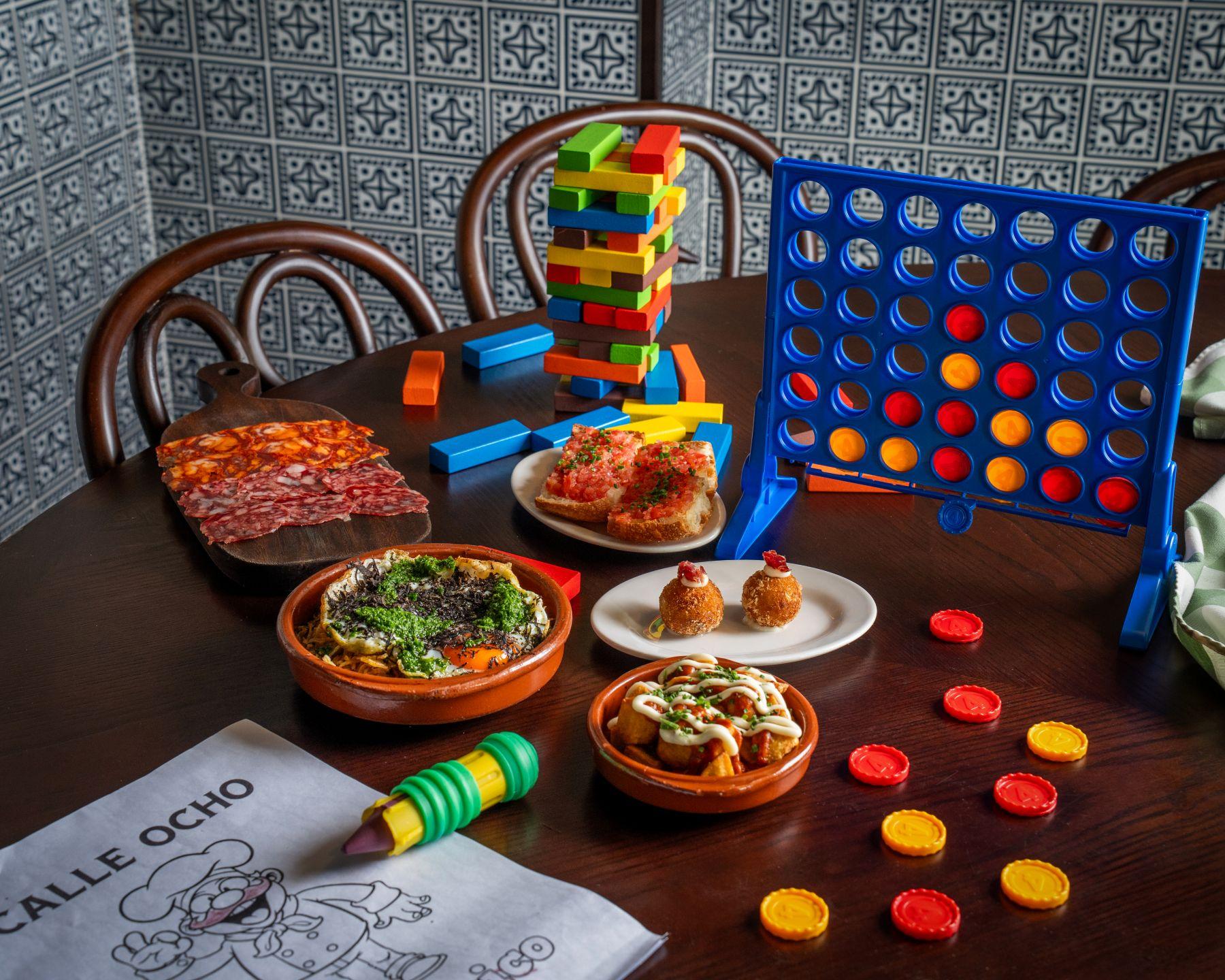 每逢星期日晚特設親子互動體驗,為客人提供各式精彩桌上遊戲、卡牌等小玩意。