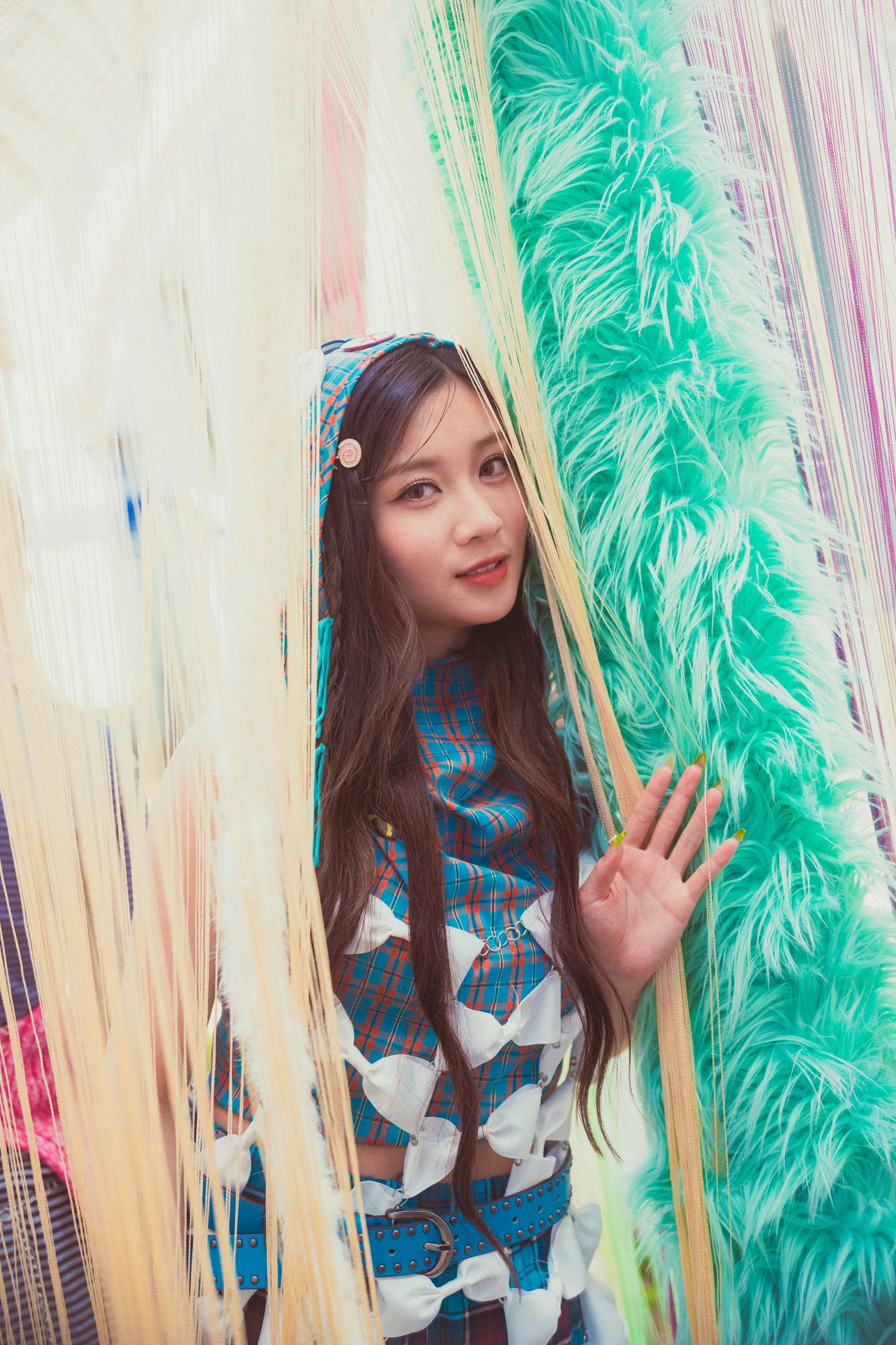 Candy@COLLAR為新團歌《Trouble Trouble》拍MV,散發少女氣息。