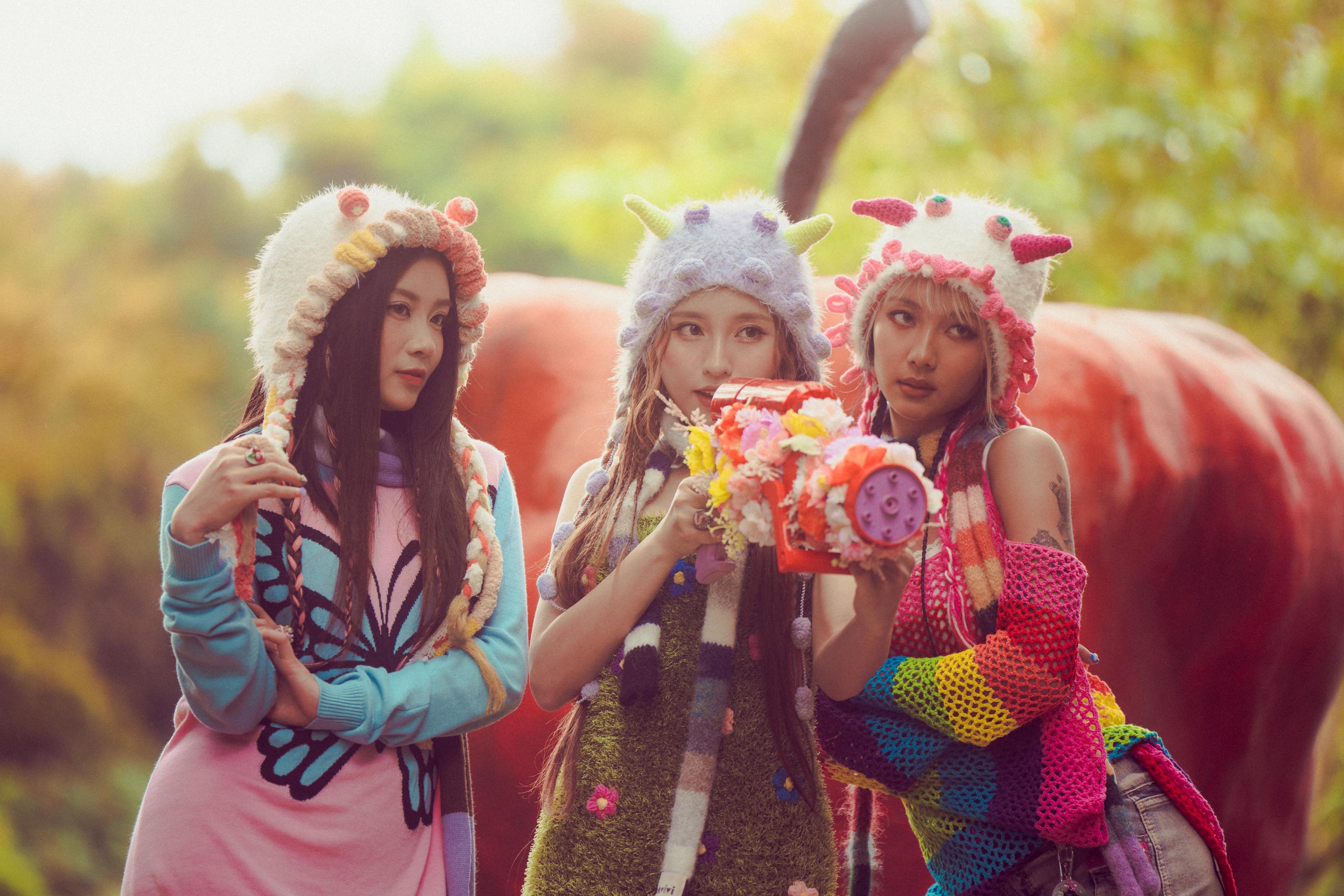 COLLAR成員Candy、Ivy和Marf為新團歌《Trouble Trouble》拍MV。