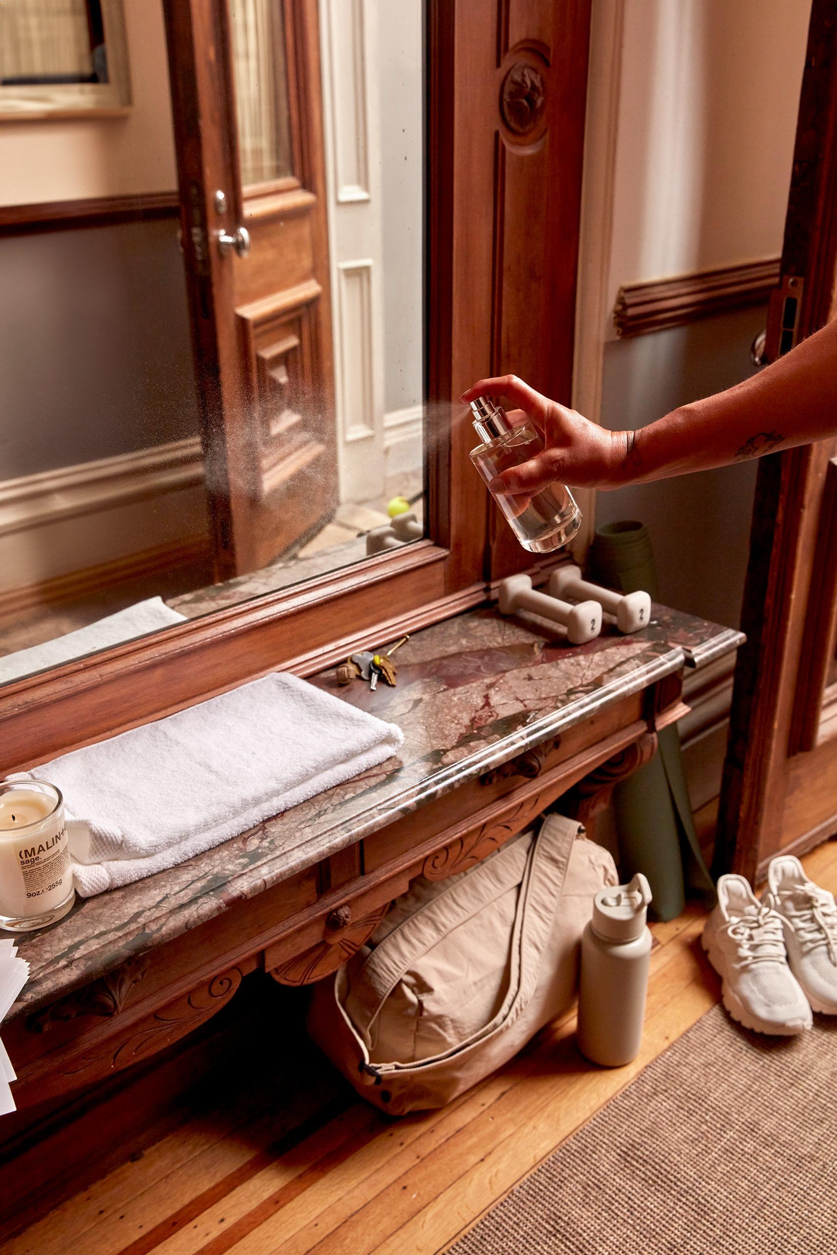 居室噴霧系列採用能與惡臭分子結合的技術,創造出全新清新氣味,而非掩蓋異味。