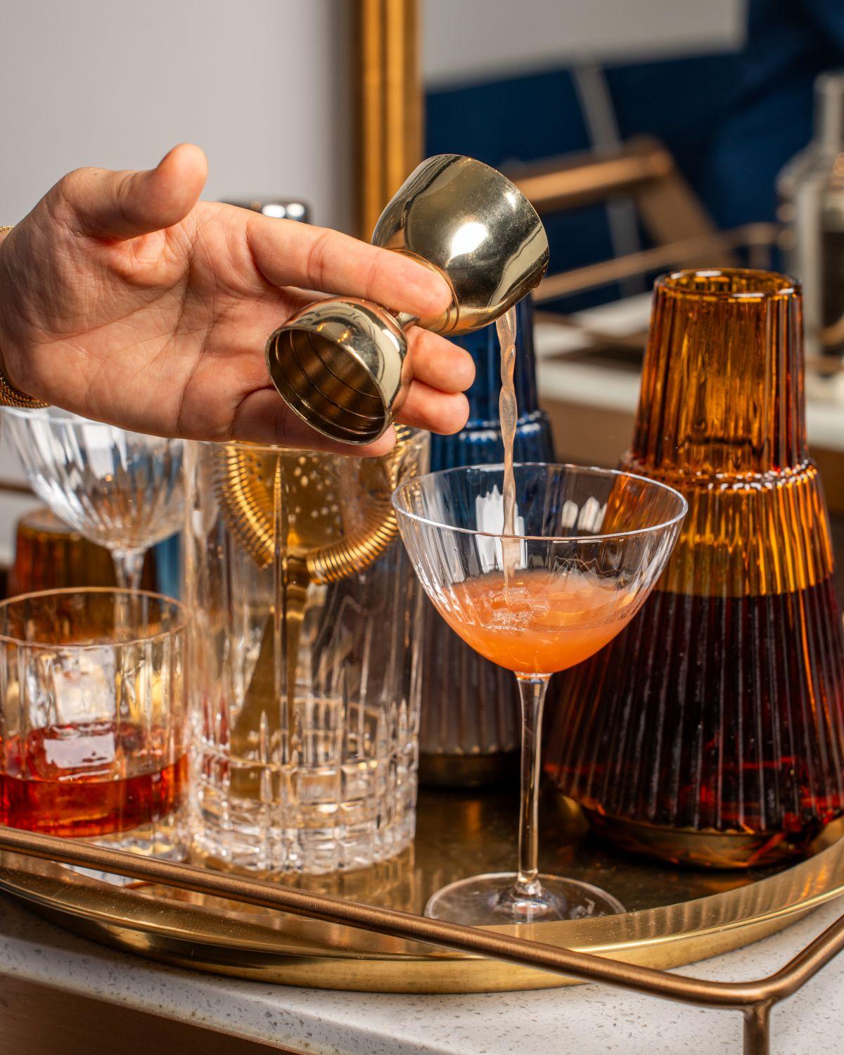 調酒師會推雞尾酒餐車,為客人即場調配意大利開胃雞尾酒。