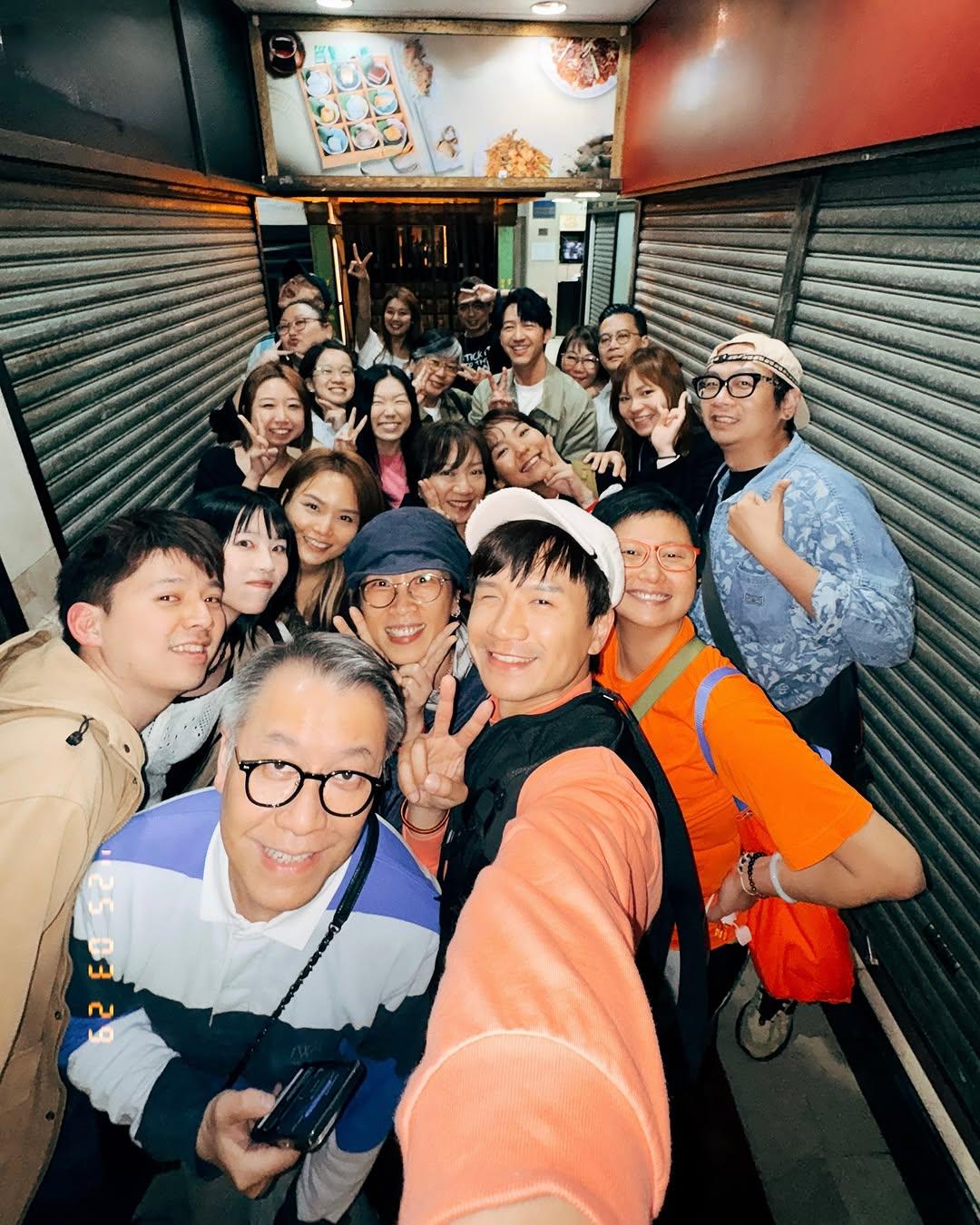 梁釗峰離開寰亞,與合作多年的團隊合照留念。