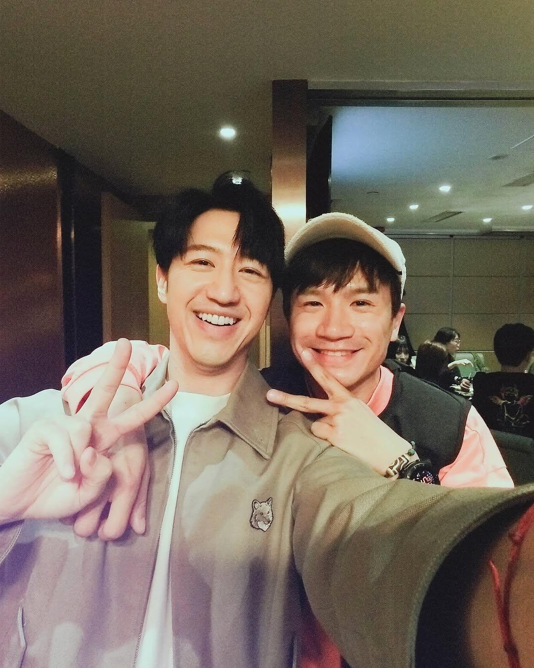 梁釗峰離開寰亞,與同公司的馮允謙合照留念。