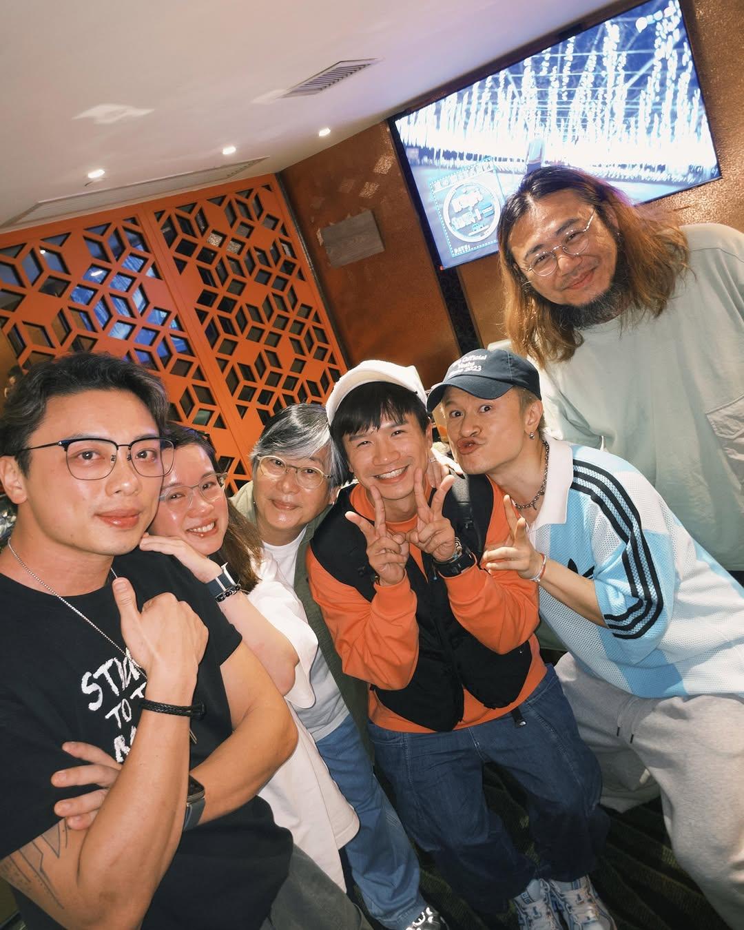 梁釗峰離開寰亞,與同公司的陳健安和Nowhere Boys合照留念。