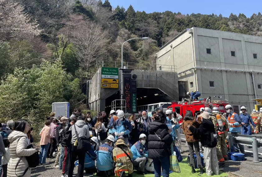 日本東京都八王子市發生旅遊巴相撞,涉及香港、台灣等地遊客,造成47人受傷,並無生命危險。(網上圖片)