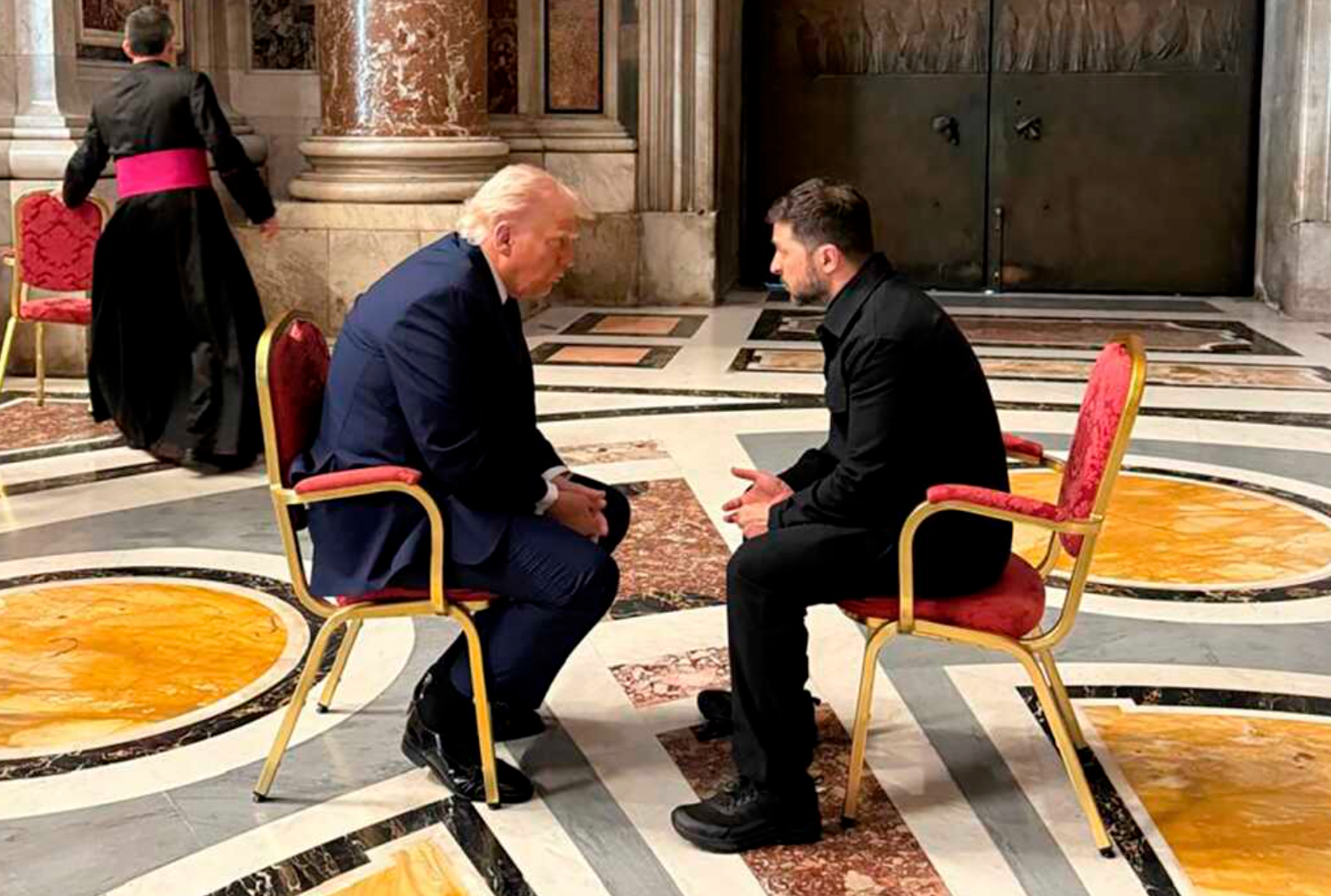 烏克蘭總統澤連斯基及美國總統特朗普周六在梵蒂岡出席教宗方濟各葬禮前,一對一會談約15分鐘,是2月底兩人在白宮不歡而散後首次單獨會面。(資料圖片)