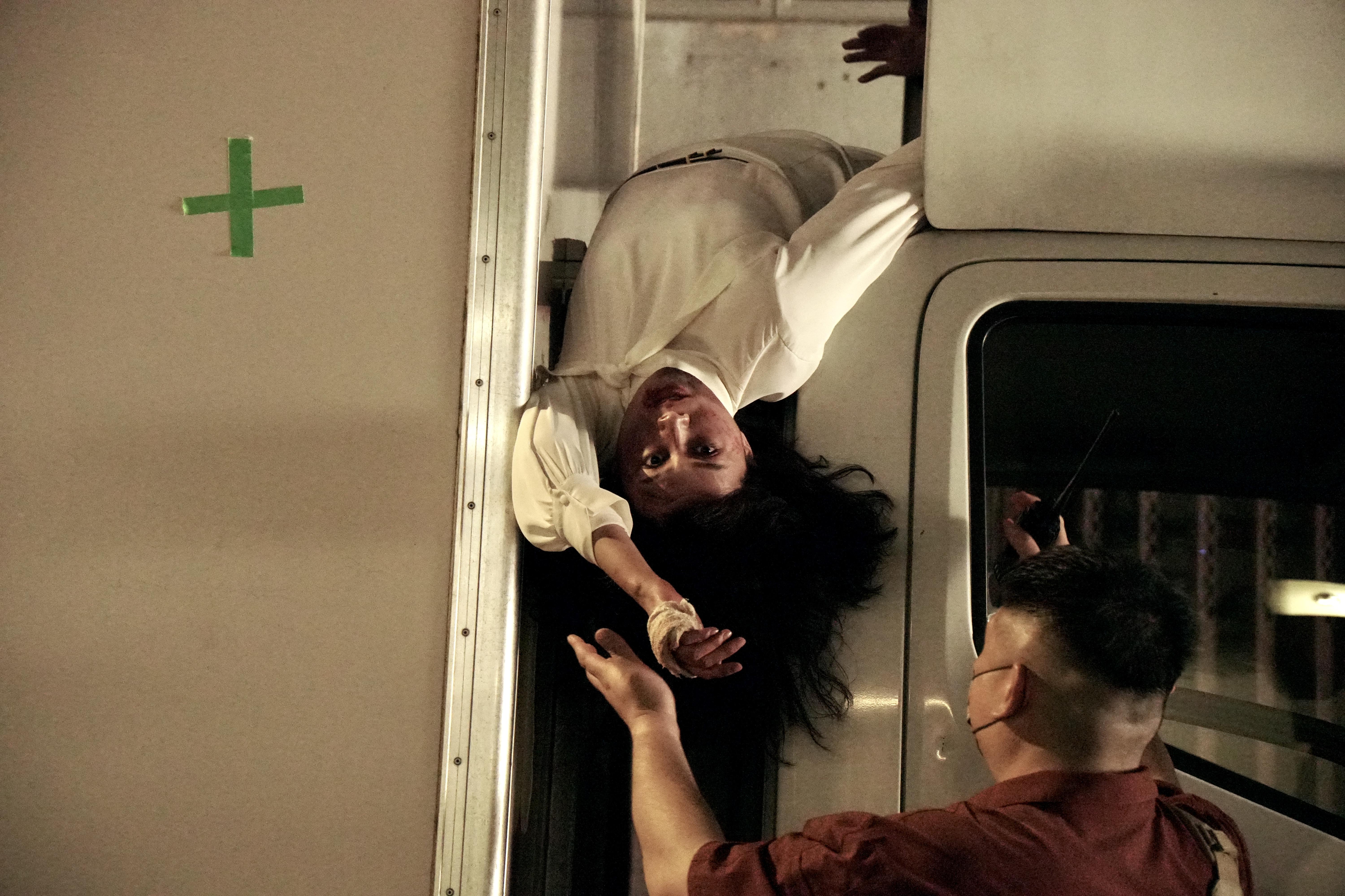 法拉從高處墮下貨車頂的狹窄罅隙,還要180度拗腰倒頭躺著,挑戰高難度動作。