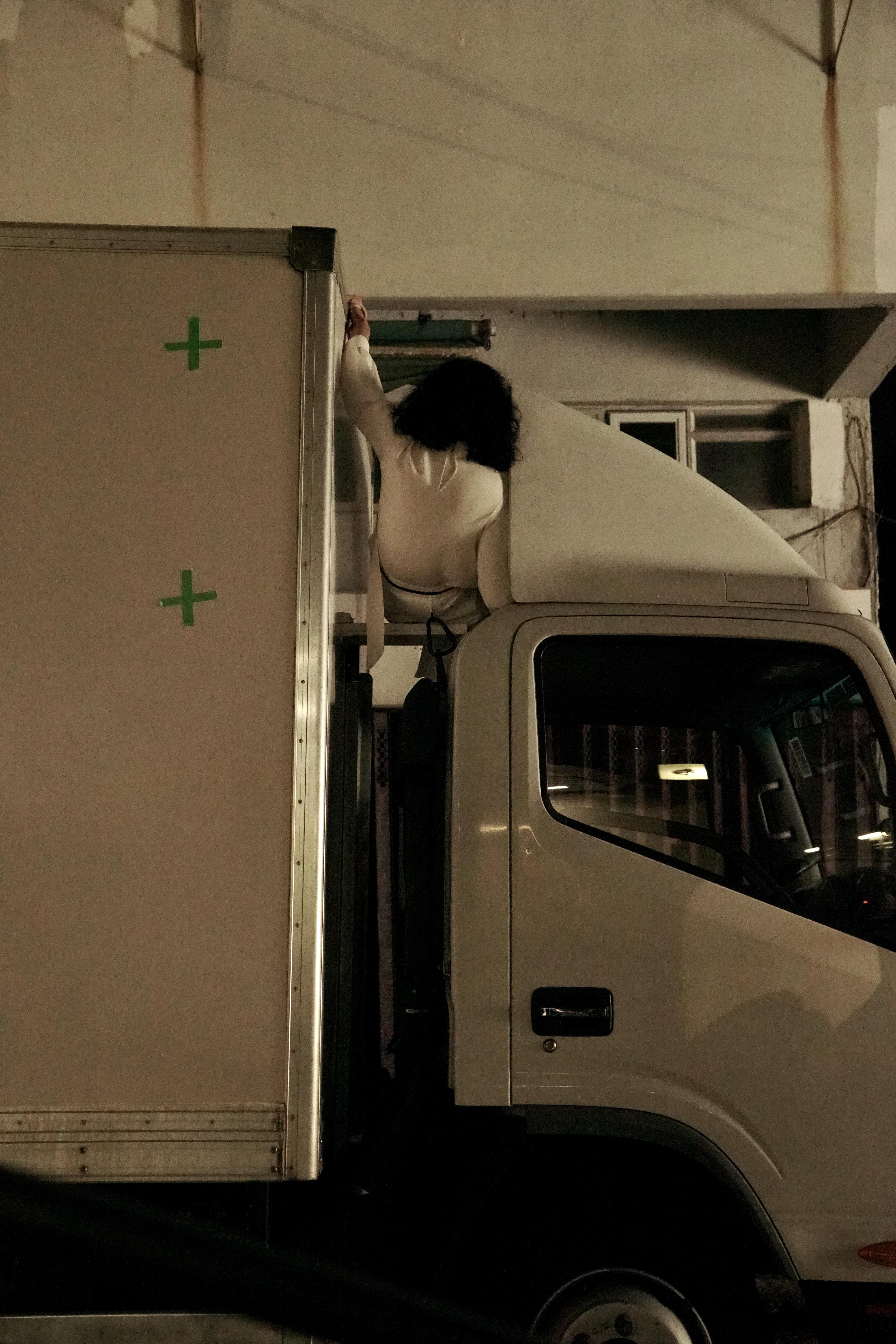 法拉從高處墮下貨車頂的狹窄罅隙,還要180度拗腰倒頭躺著,挑戰高難度動作。