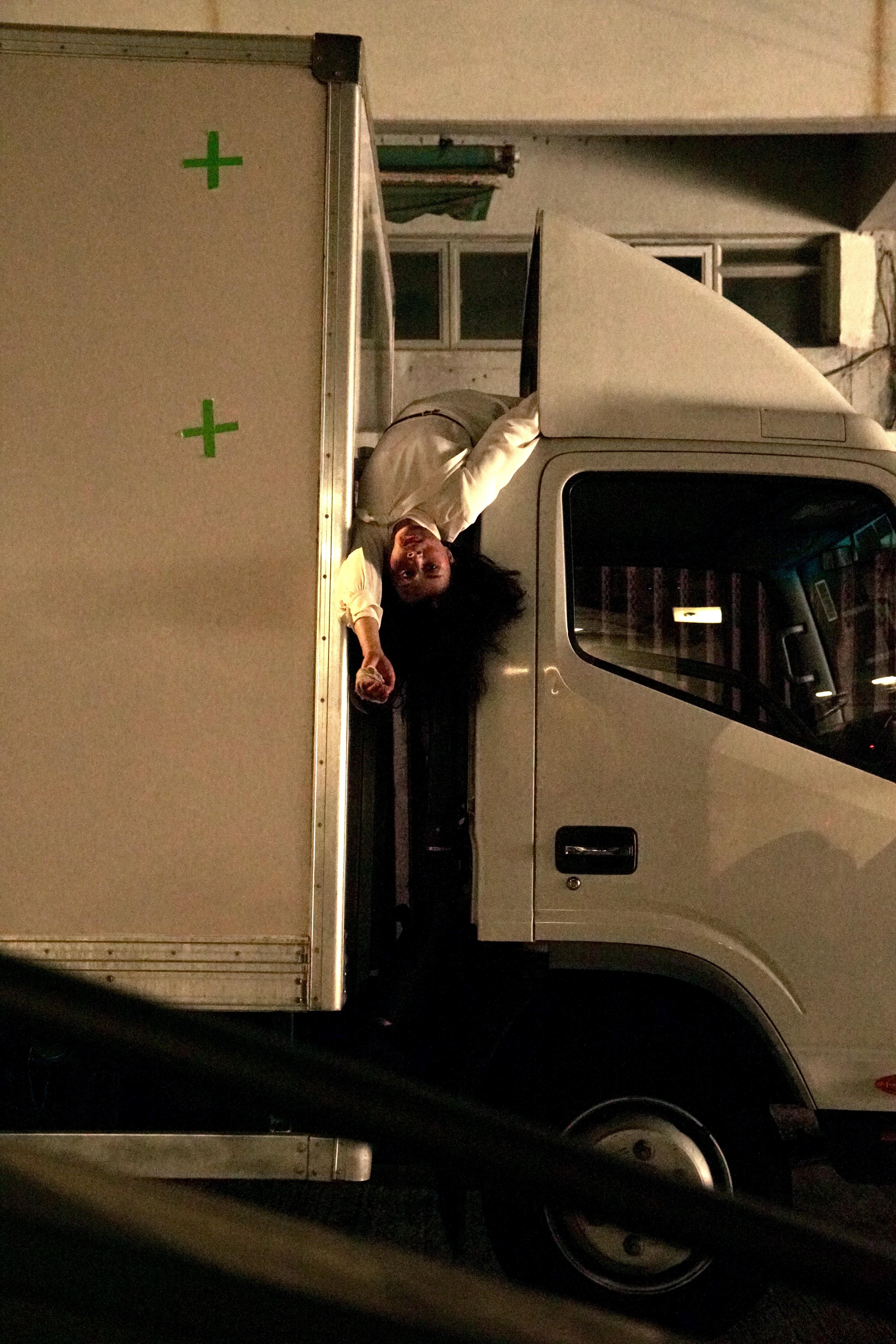 導演安排了法拉以跳樓了結自己生命。