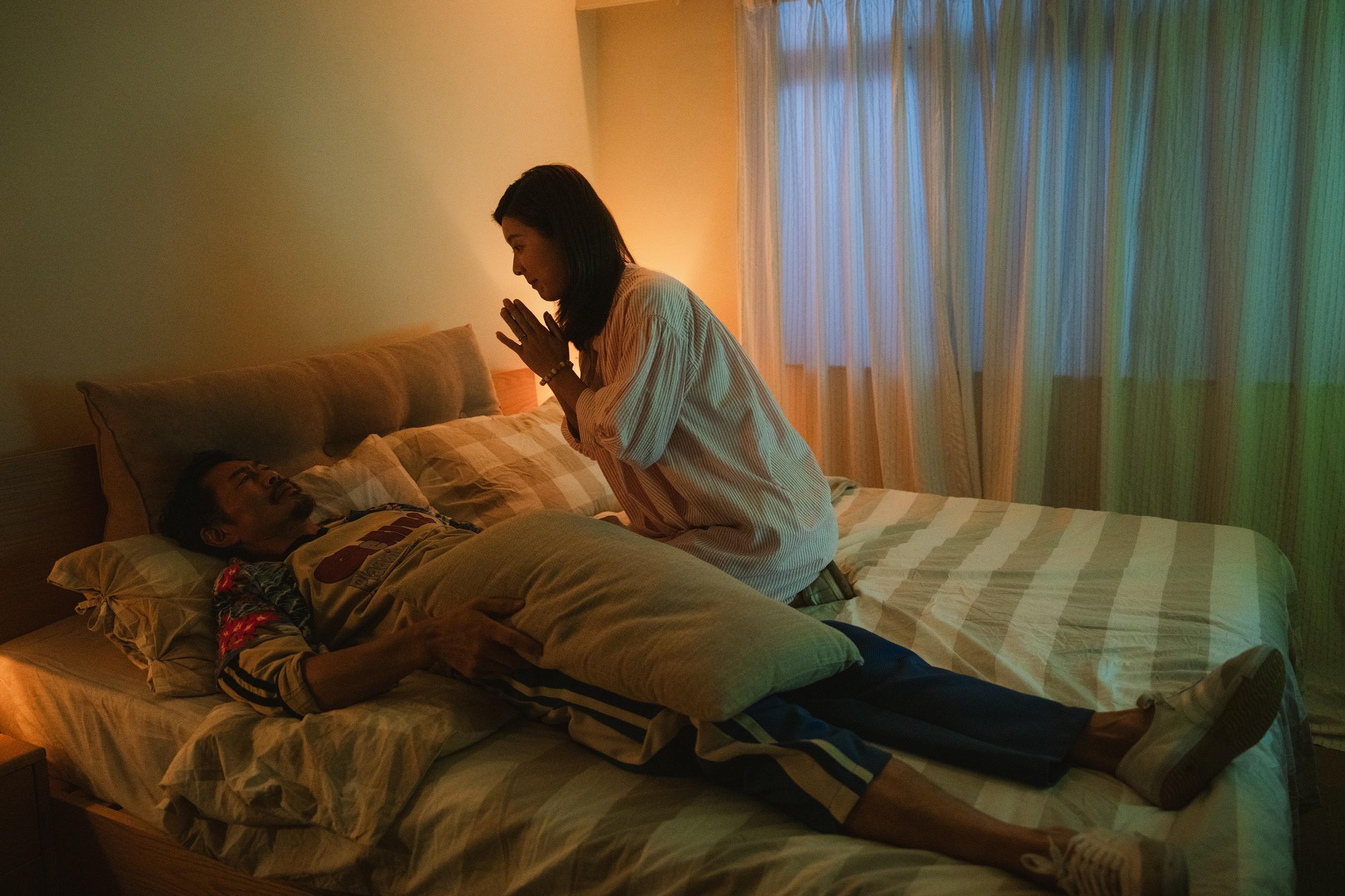 《麻甩媽咪》講述賢妻良母周暐程(余香凝飾),因一次交通意外,被黃德斌演的麻甩的士司機上身。