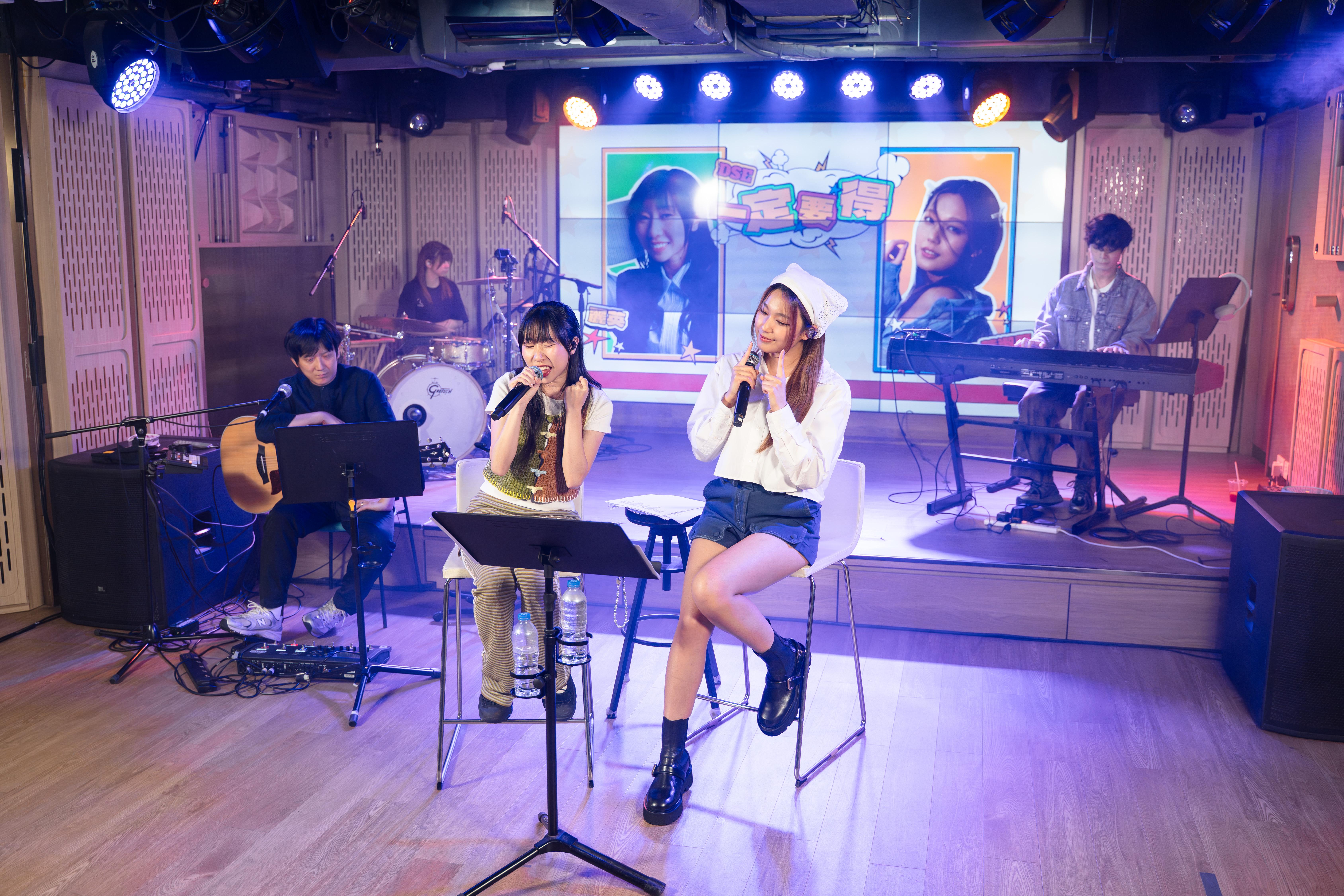 當晚Feanna跟麗英連唱《長腿叔叔》、《美少女戰士》、《多啦A夢》等大熱動漫歌曲。