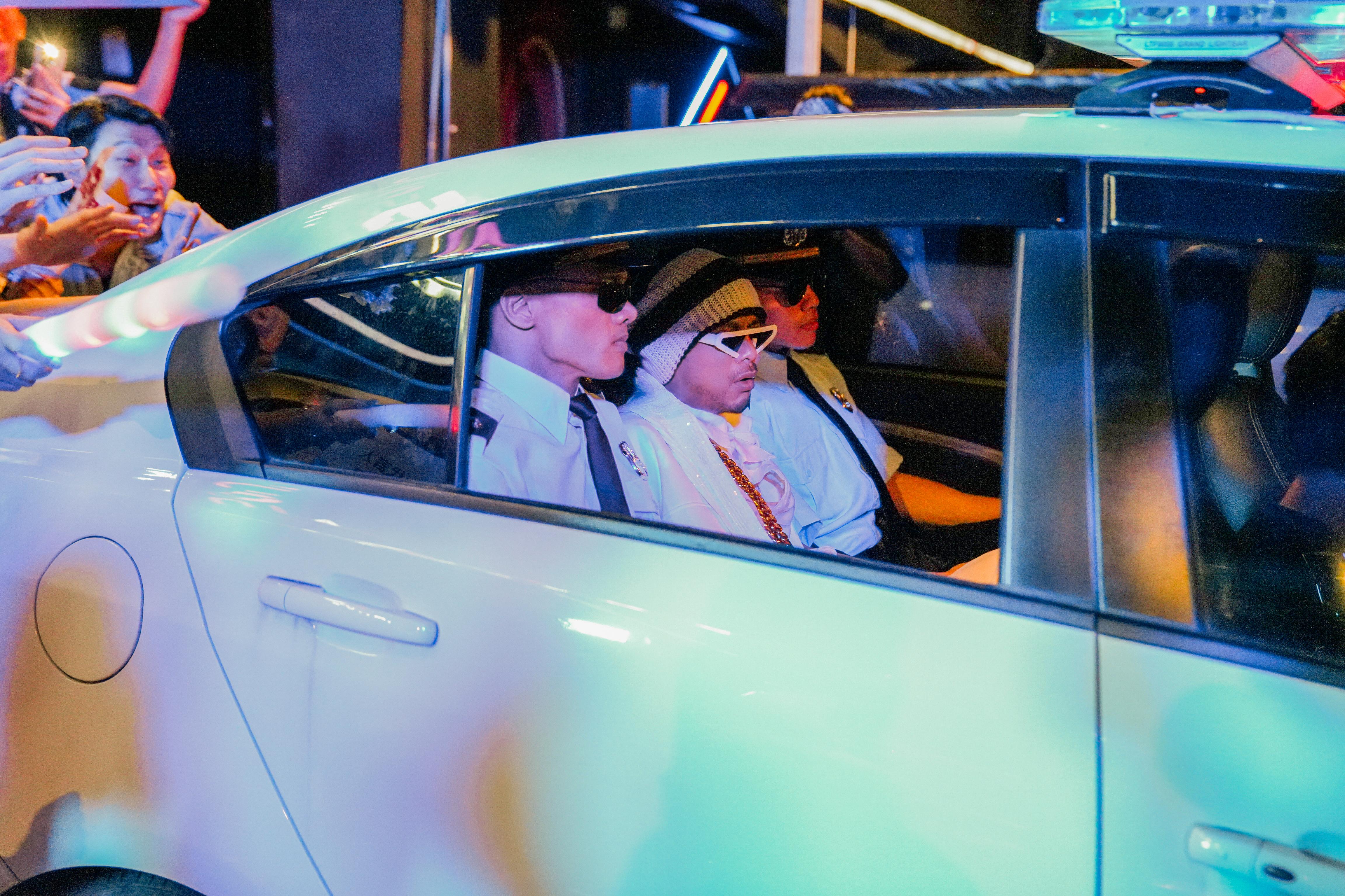 演出被上銬的劇情時,黃明志更以自身經驗為例。