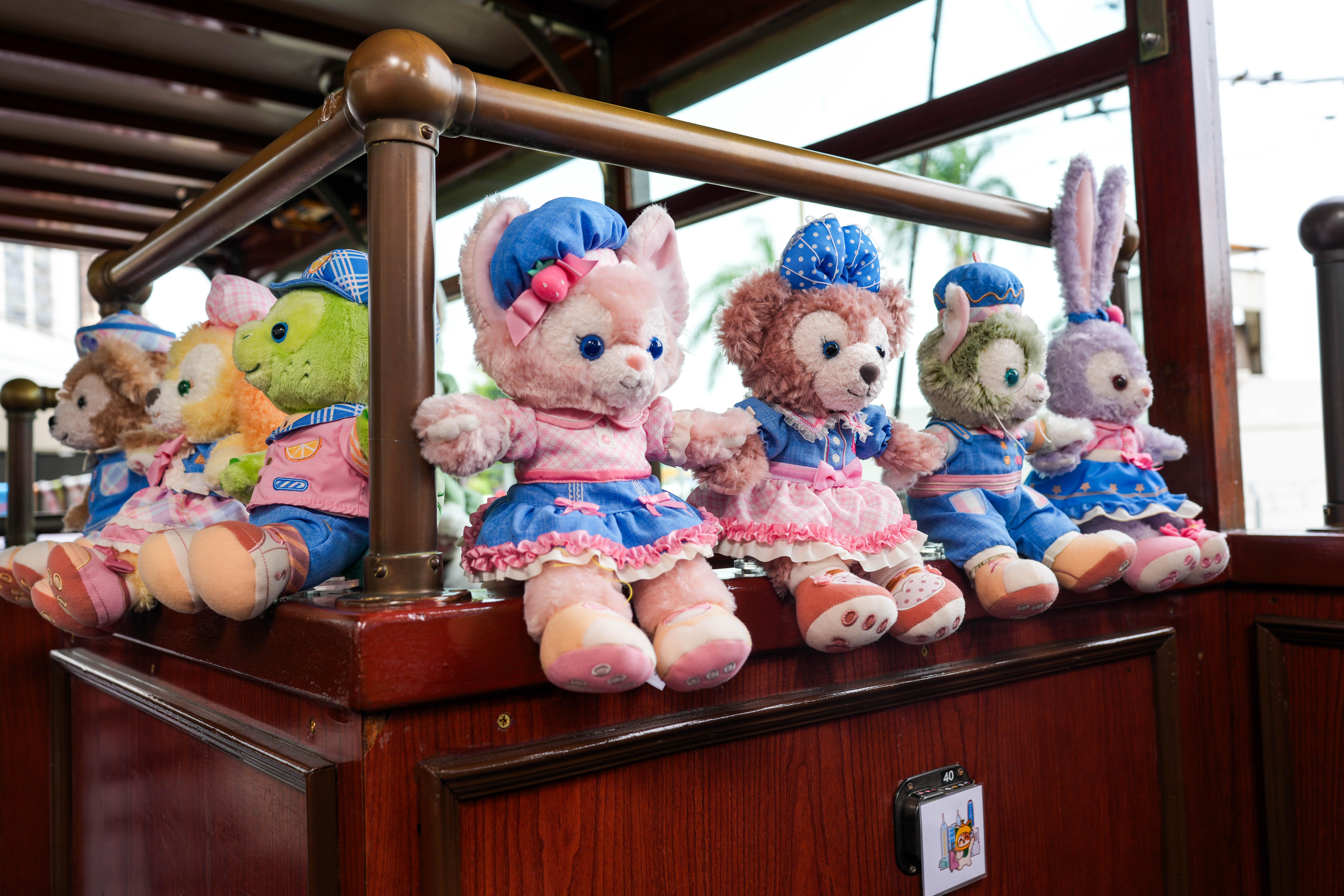 粉絲可帶同心愛的毛公仔登上電車,一邊遊覽港島風景,一邊打卡。