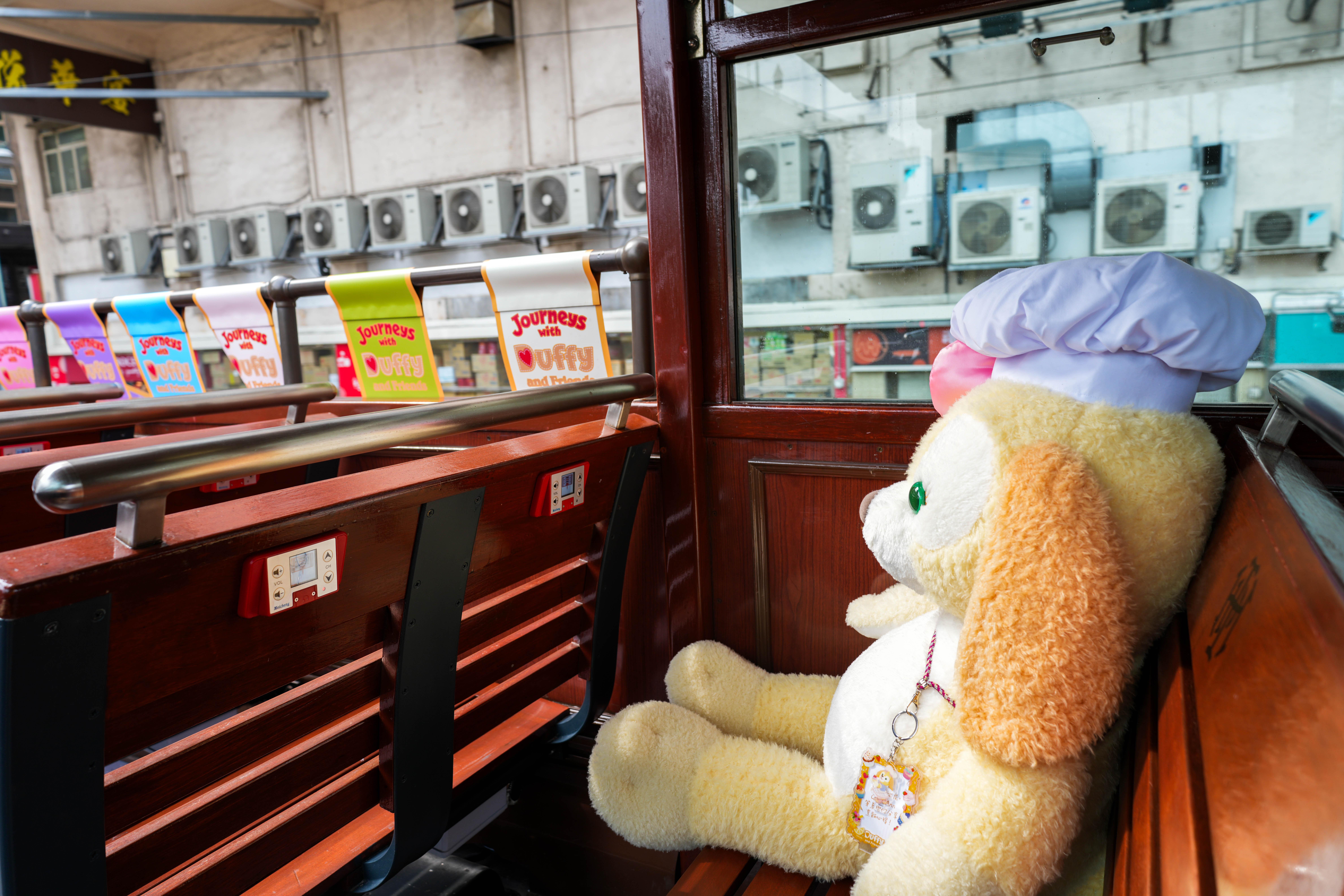 粉絲可帶同心愛的毛公仔登上電車,一邊遊覽港島風景,一邊打卡。
