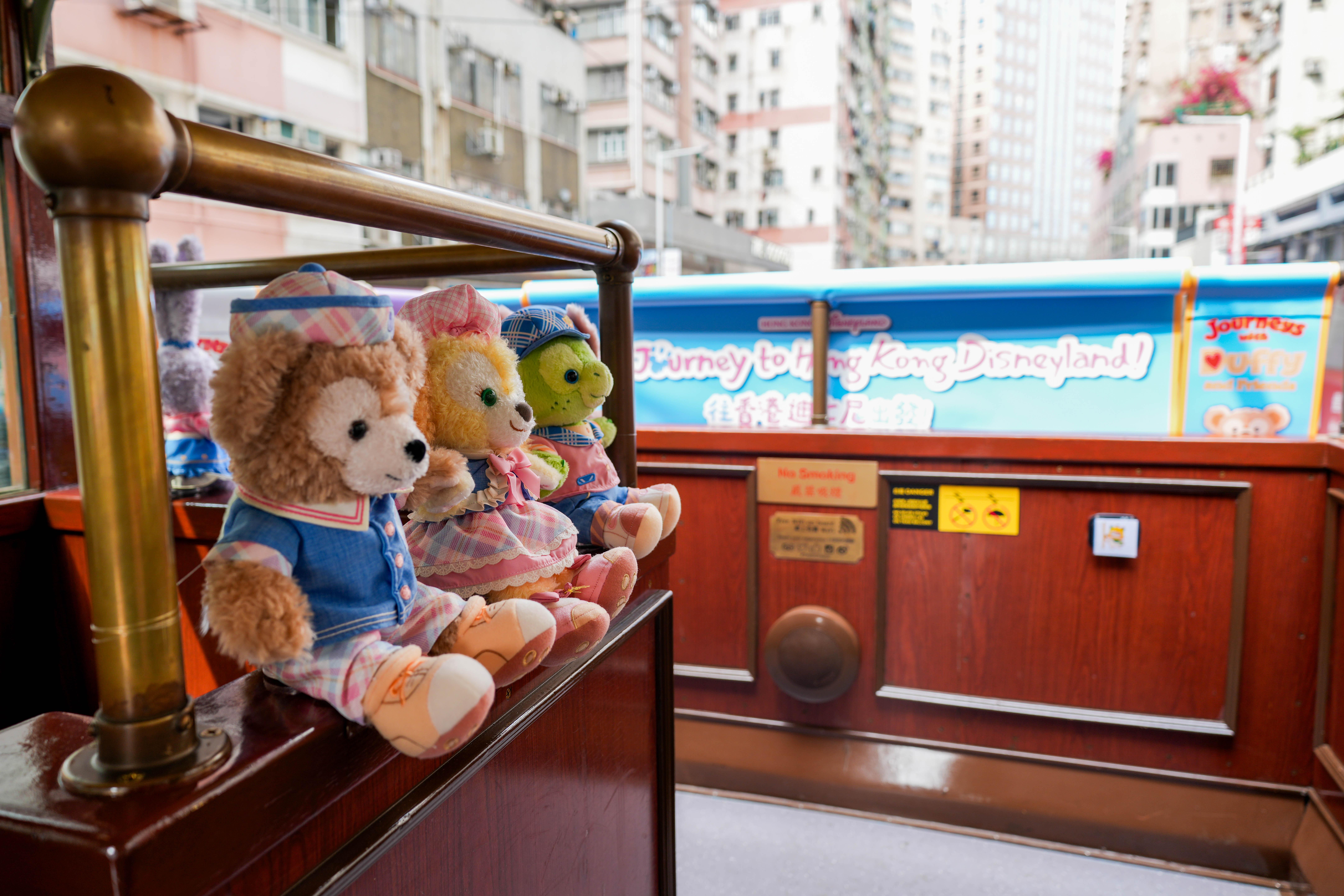 粉絲可帶同心愛的毛公仔登上電車,一邊遊覽港島風景,一邊打卡。