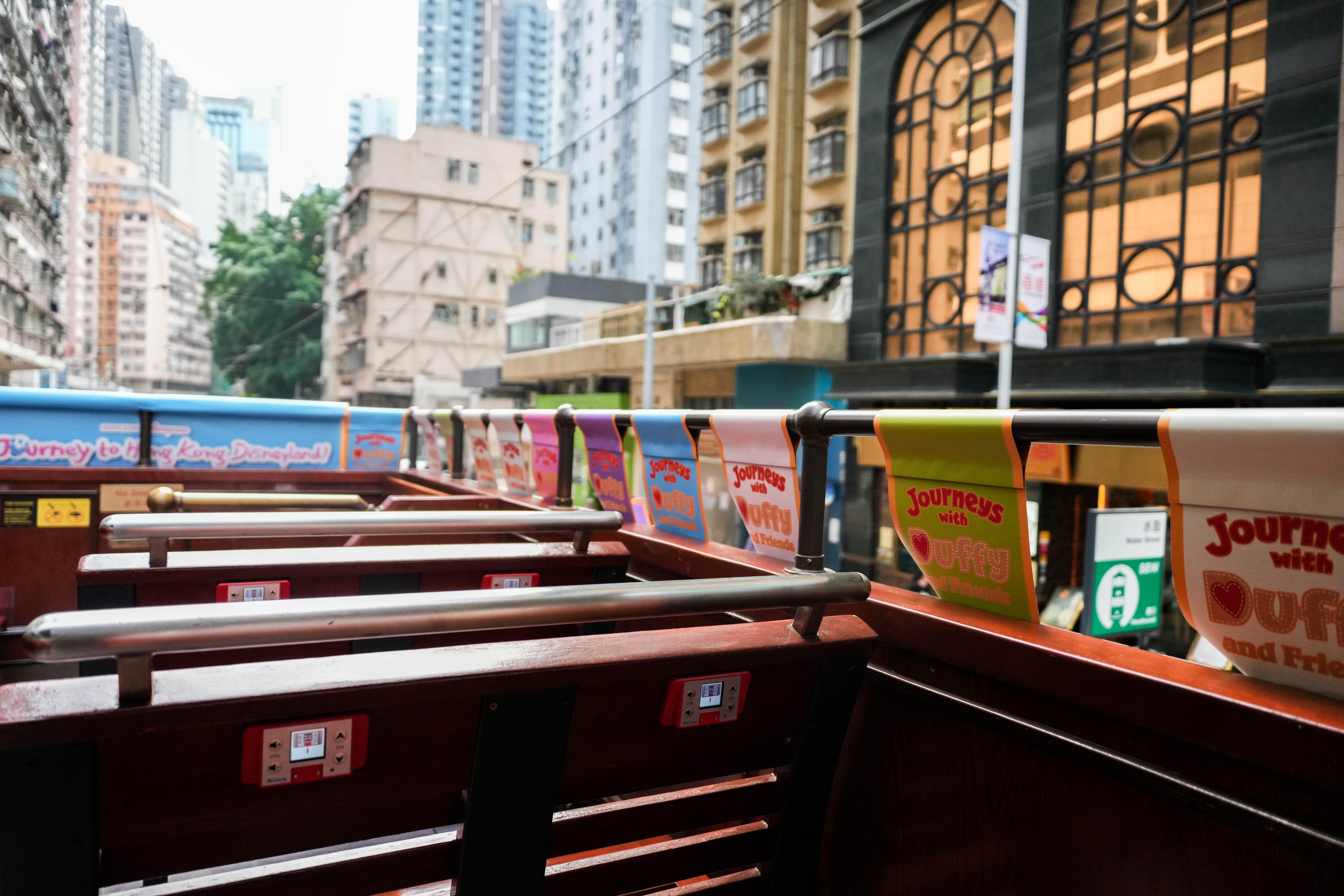 電車內外滿佈大量主題裝飾