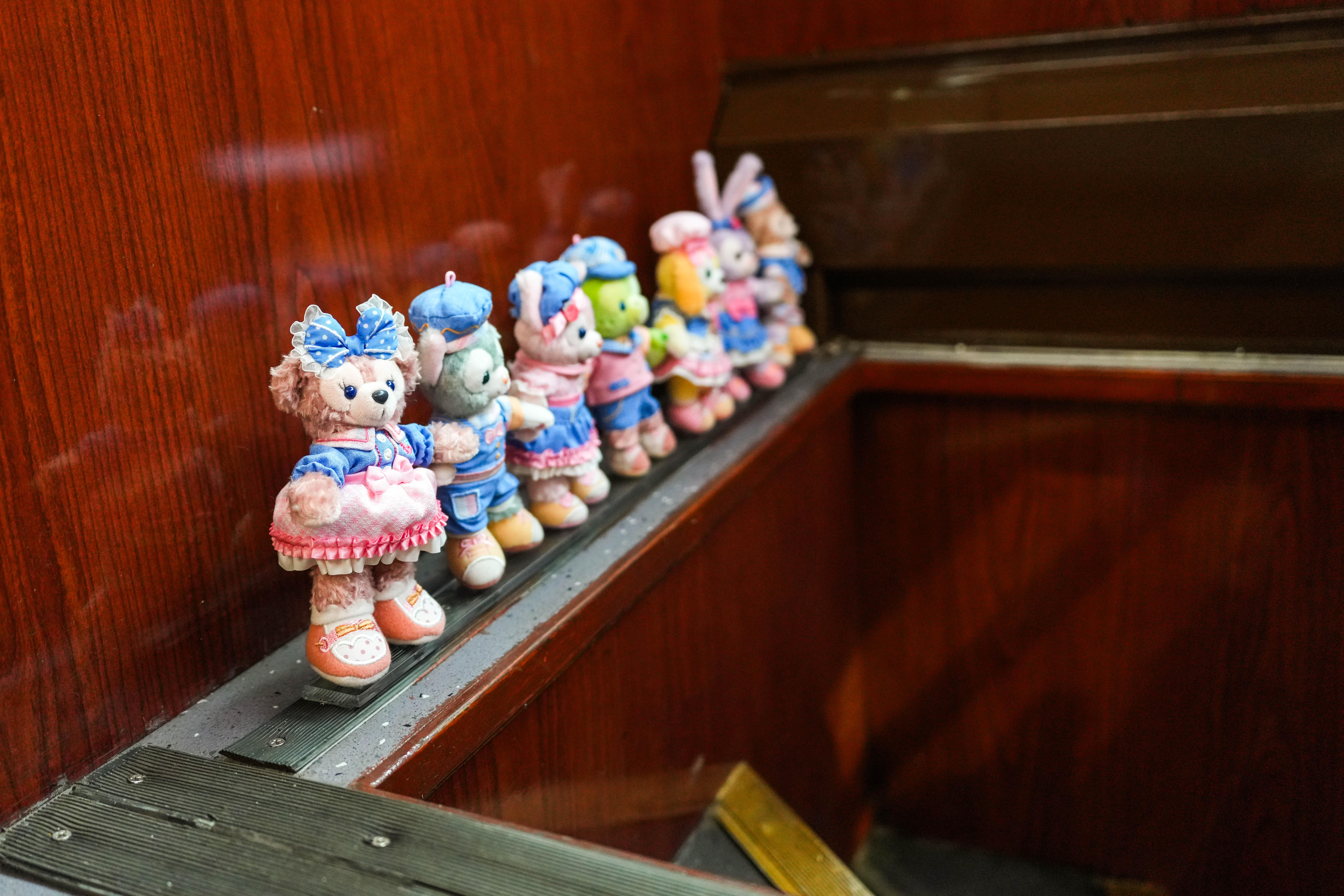 電車內外滿佈大量主題裝飾