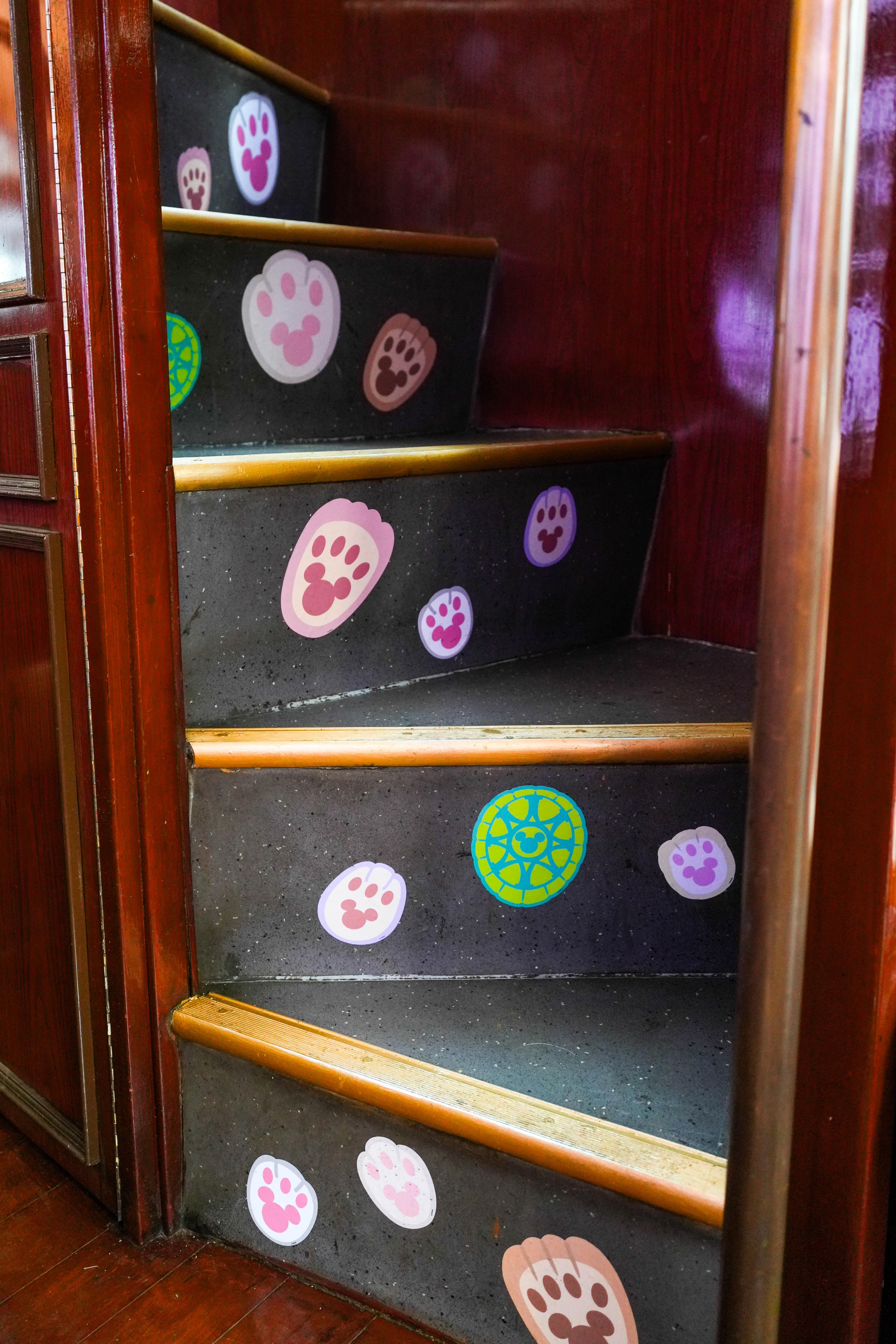 電車內外滿佈大量主題裝飾