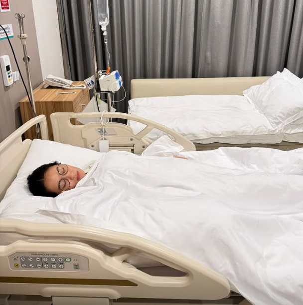 佩通坦的丈夫彼多發布一張佩通坦於醫院病床休息照片,配文「別人提醒你不聽,身體早已發出警告。」