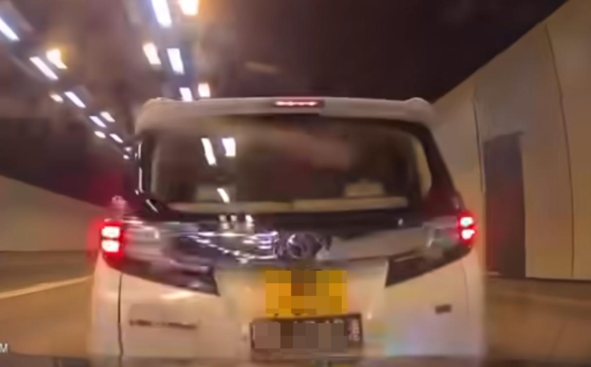 西隧發生串燒車禍。(fb「車cam L(香港群組)」截圖)