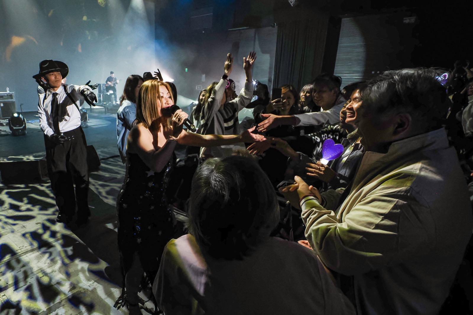 李佳實現夢想開個唱,全場爆滿。