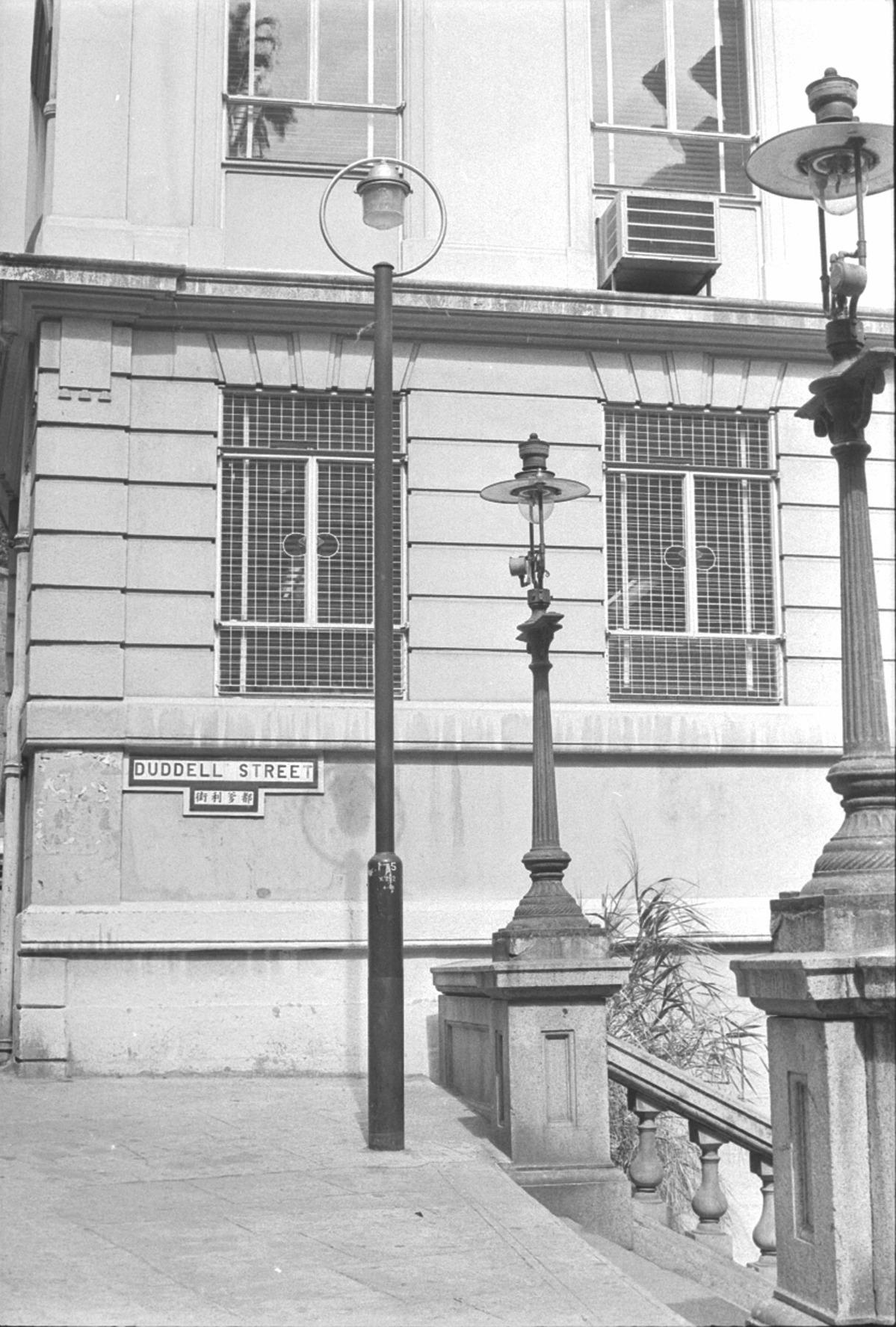 都爹利街的煤氣燈於1979年成為法定古迹,其外觀一直保存古貌,維持百多年前的模樣。攝於1970年代。(圖片來源:Getty)