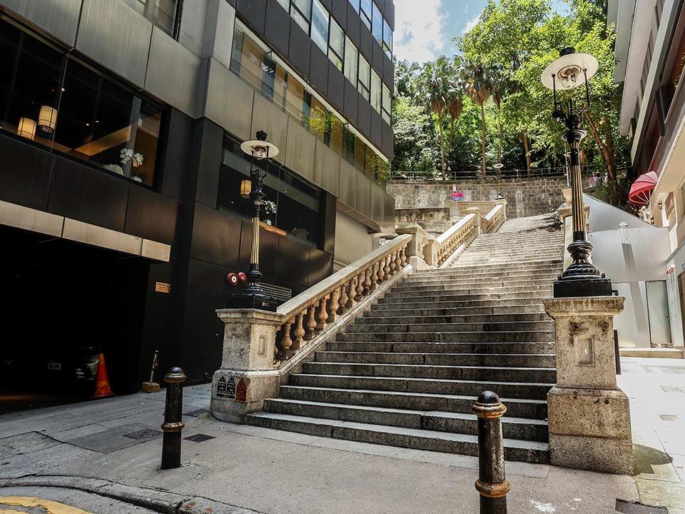 都爹利街是中環皇后大道中連接雪廠街的一條掘頭巷,卻因盡頭處的花崗岩石階和四支煤氣路燈而廣為人認識。(圖片來源:香港旅遊發展局網站)