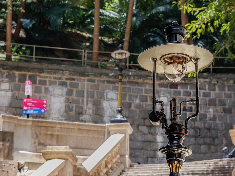 二次大戰後,香港的煤氣路燈逐漸被電燈所取代。到了1967年,全港只僅存都爹利街的四盞煤氣燈,十分珍貴。(圖片來源:香港旅遊發展局網站)