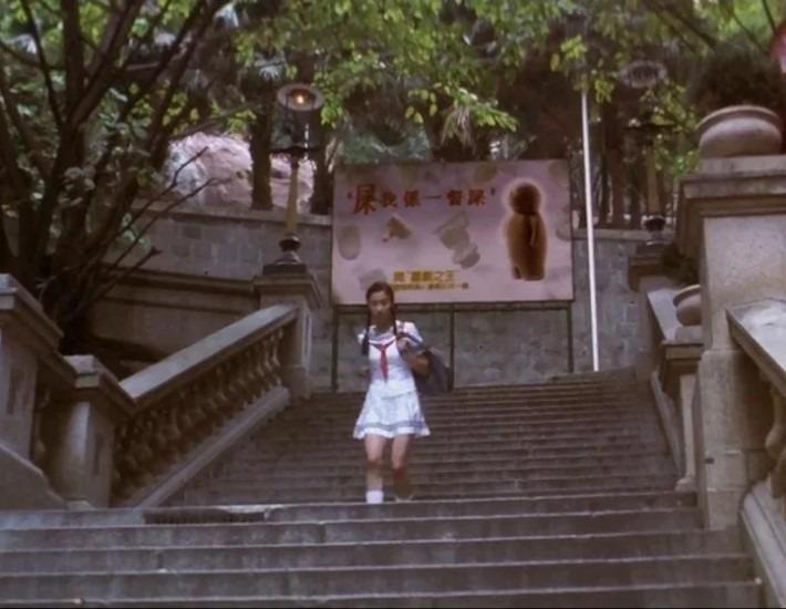 電影《喜劇之王》中,張栢芝首次出場時,就是以學生造型在都爹利街的石階奔跑。(網上圖片)