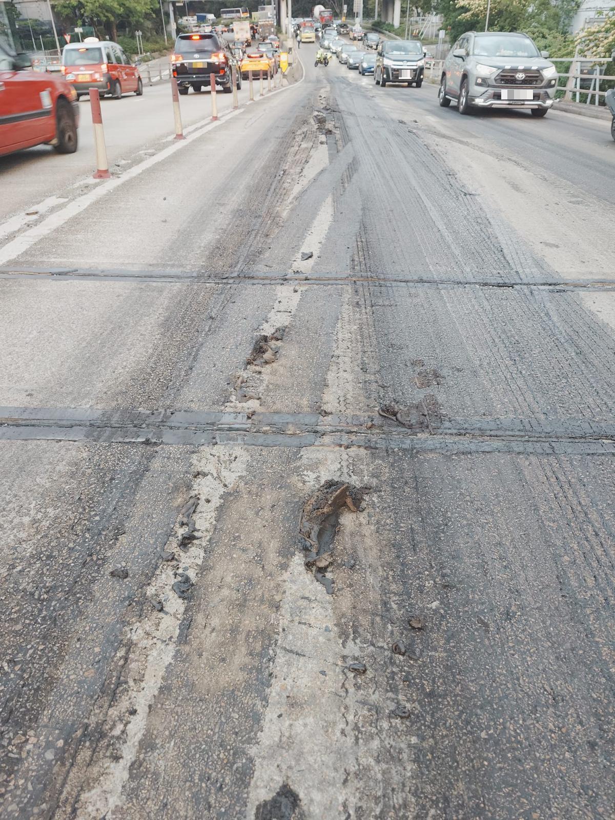 部分路段需要由有關部門及單位協助封閉近5小時,才將淤泥清除。(警方圖片)