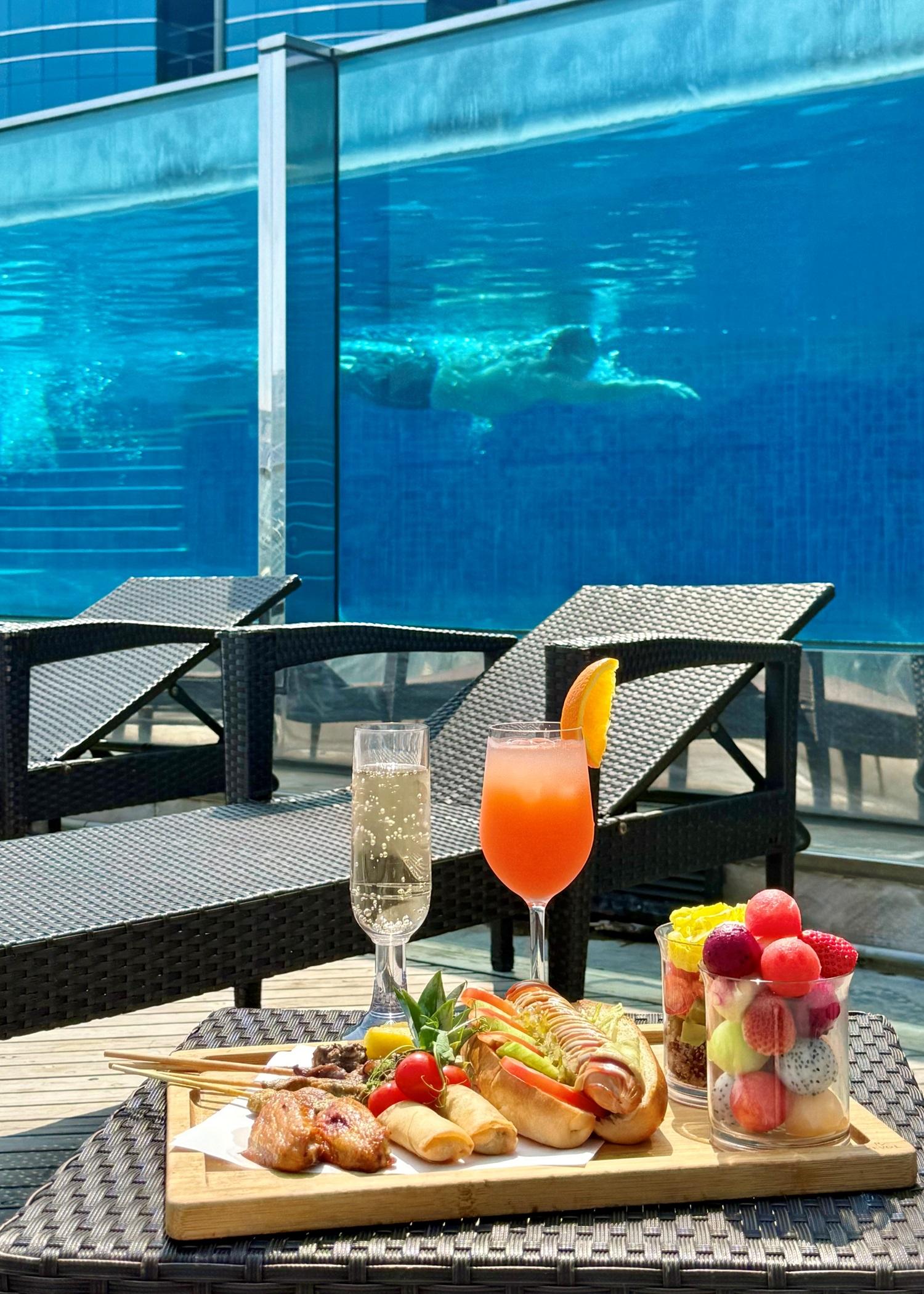 滋味套餐有雞肉羊肉串標(2串)、泰式素菜春卷(2件)、雞翼 (2件)、熱狗、鮮果碗、藜麥牛油果沙律碗、意大利氣泡酒或餐酒 (1杯)、特調飲品或果汁 (1杯)。