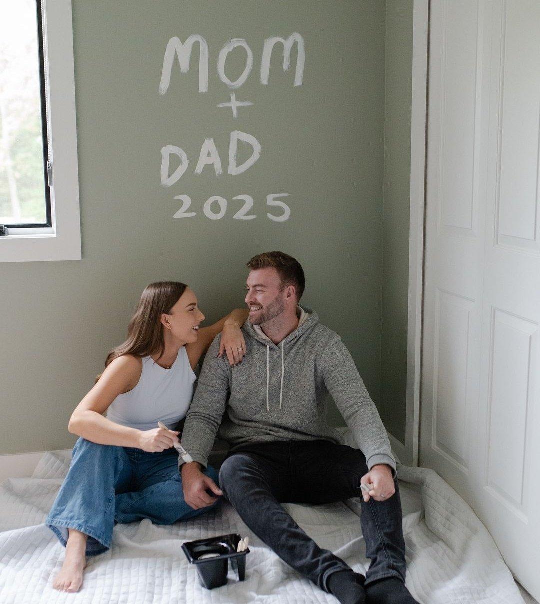 Hailey去年5月與企業家Evan McClintock結婚。