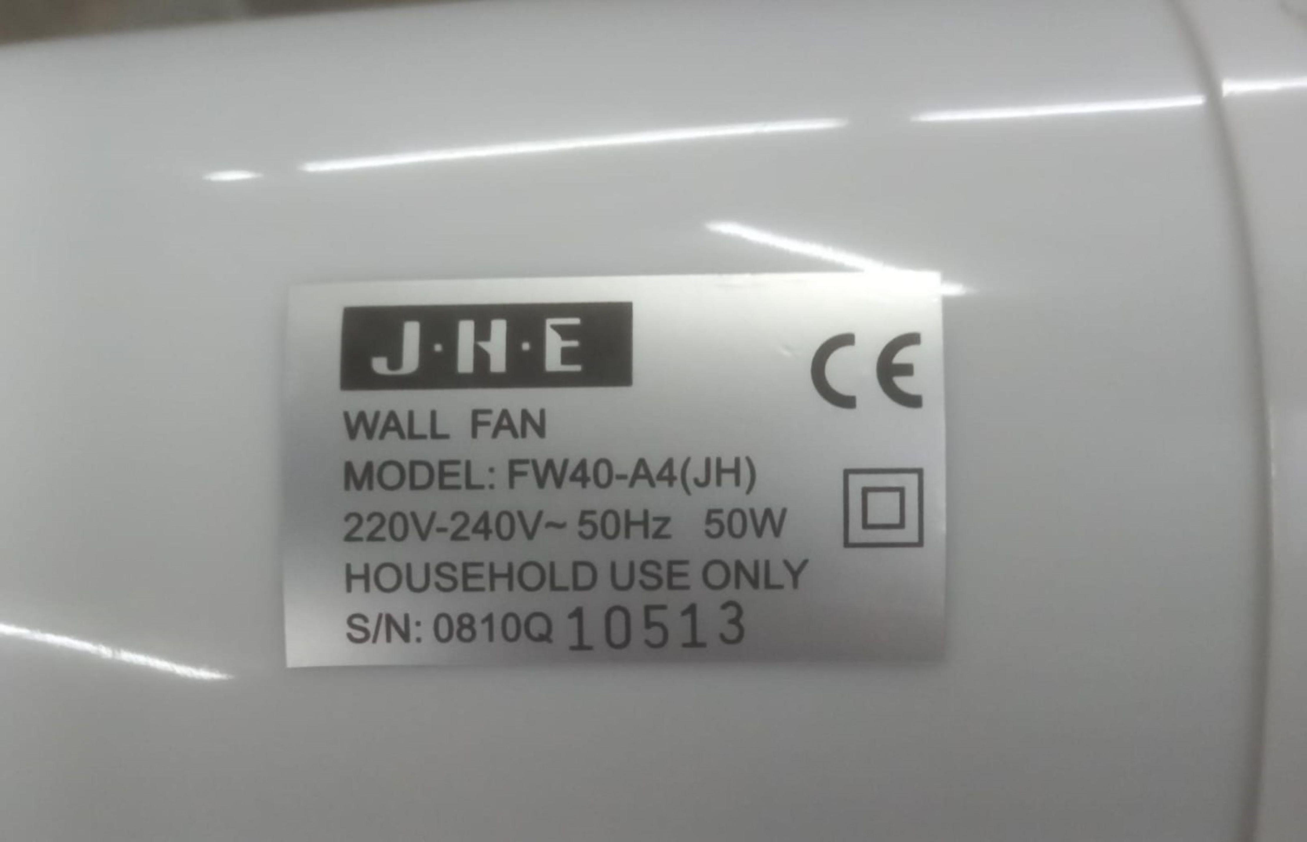 JHE掛牆扇的標籤及序號。(政府新聞處)